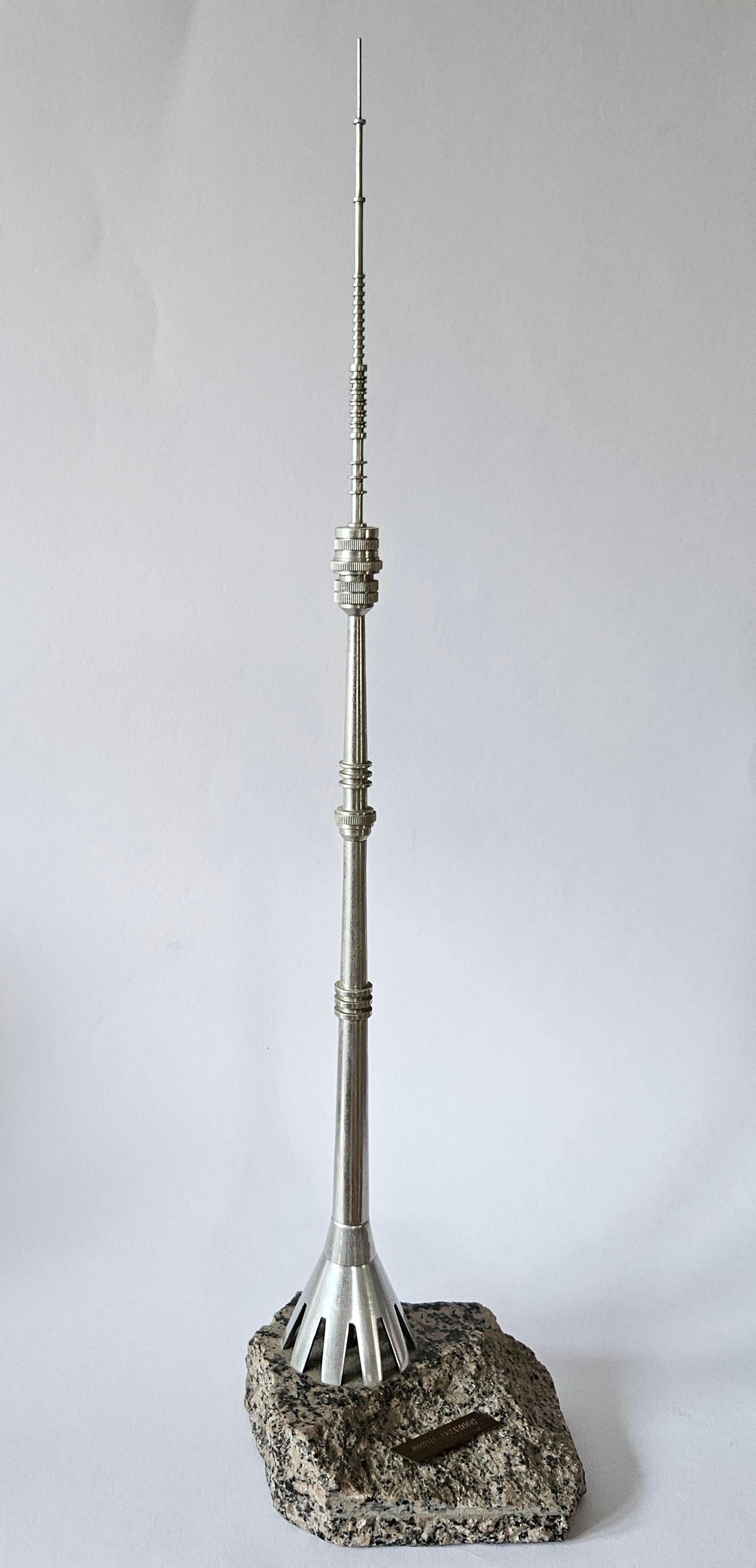 Fin du 20e siècle Grande tour de télévision Ostankino en aluminium du milieu du siècle, Moscou, 1970 en vente