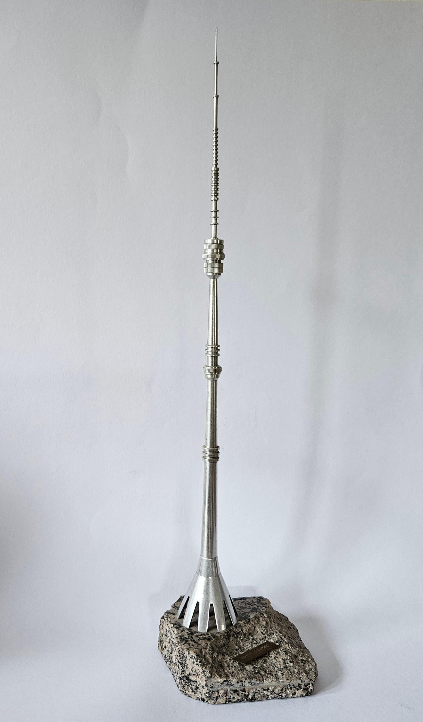Grande tour de télévision Ostankino en aluminium du milieu du siècle, Moscou, 1970 en vente 1