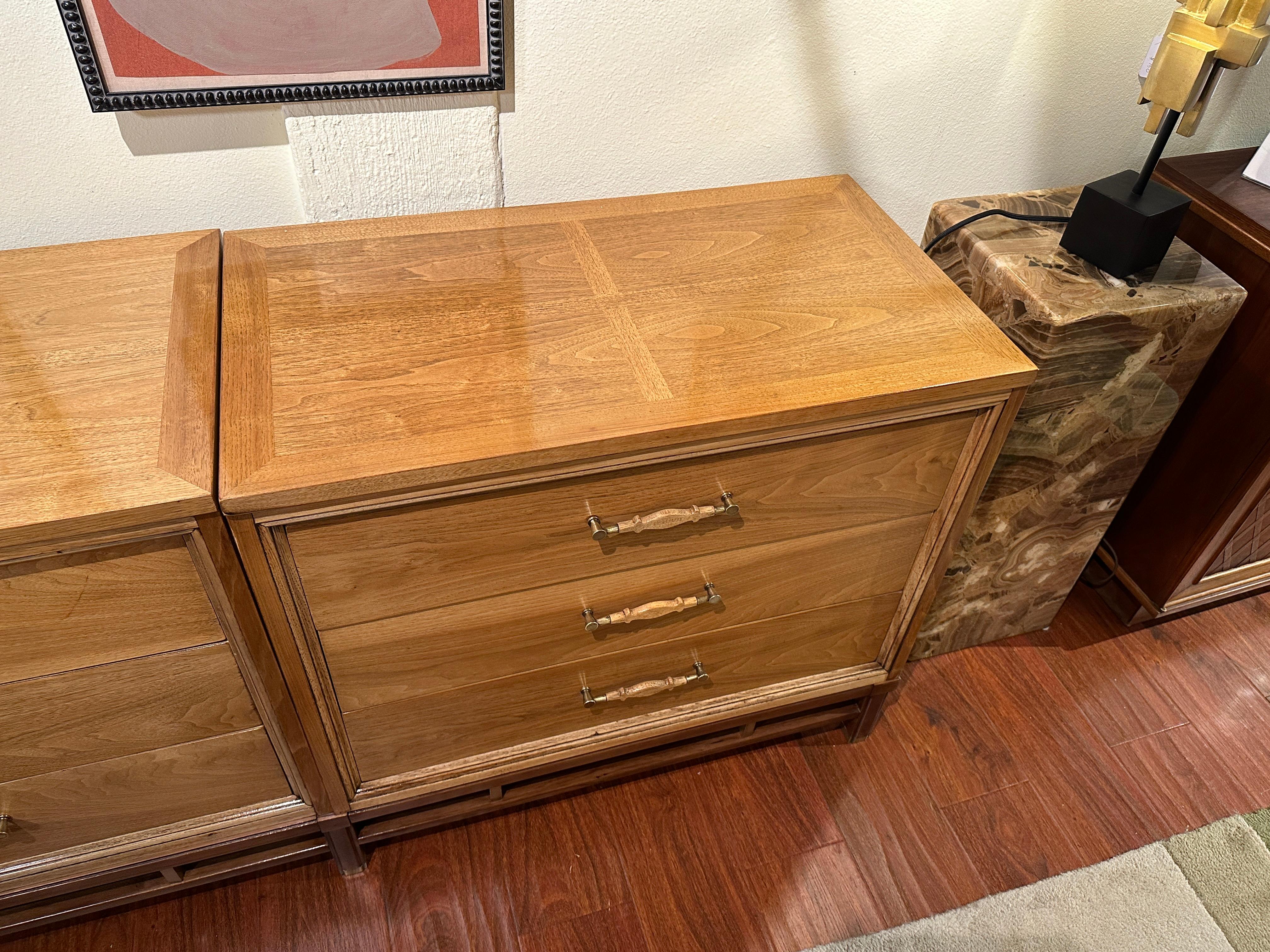 Mid-Century Modern Large Midcentury American of Martinsville Dresser For Sale