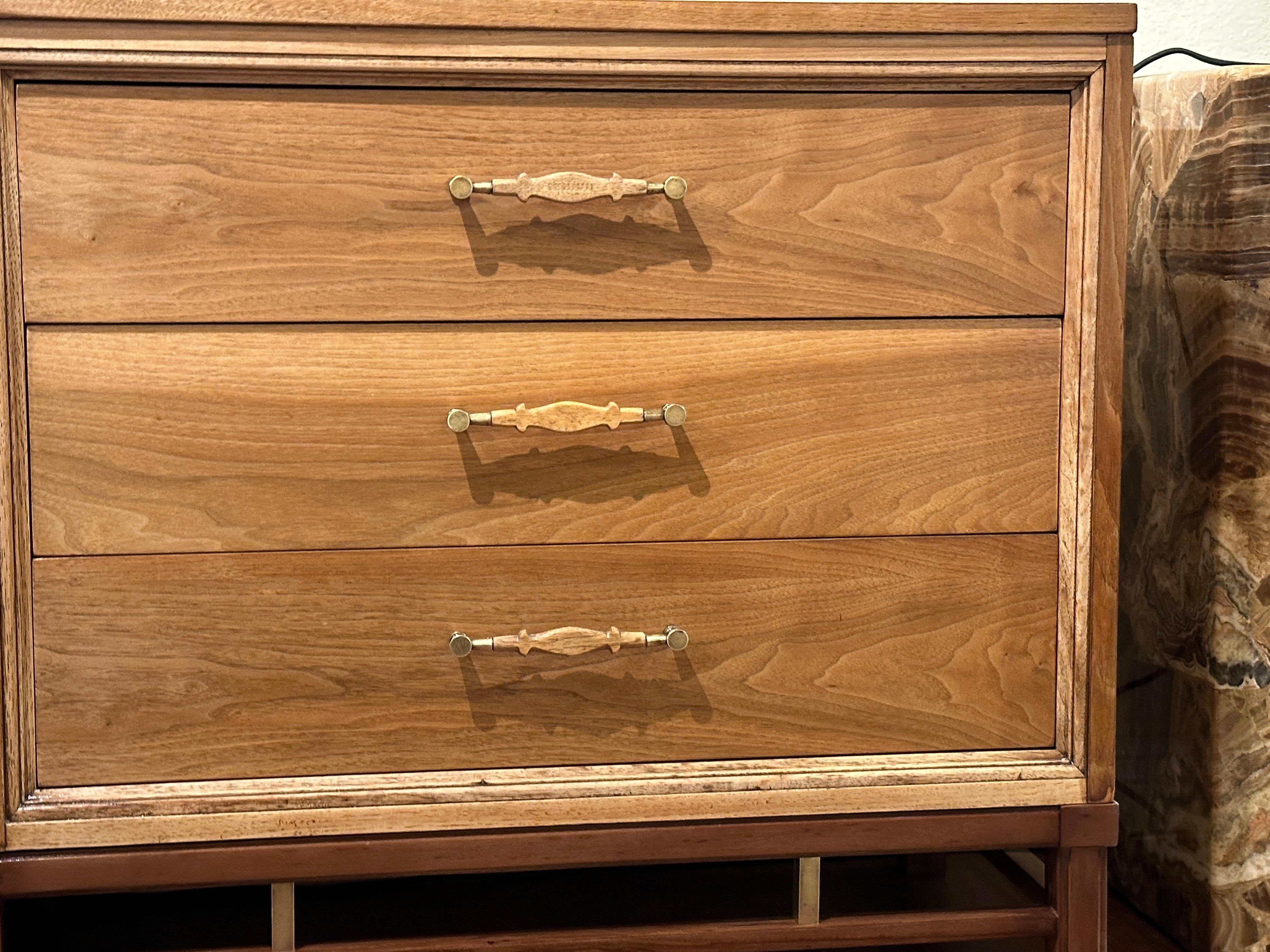 Large Midcentury American of Martinsville Dresser In Excellent Condition For Sale In Pasadena, CA
