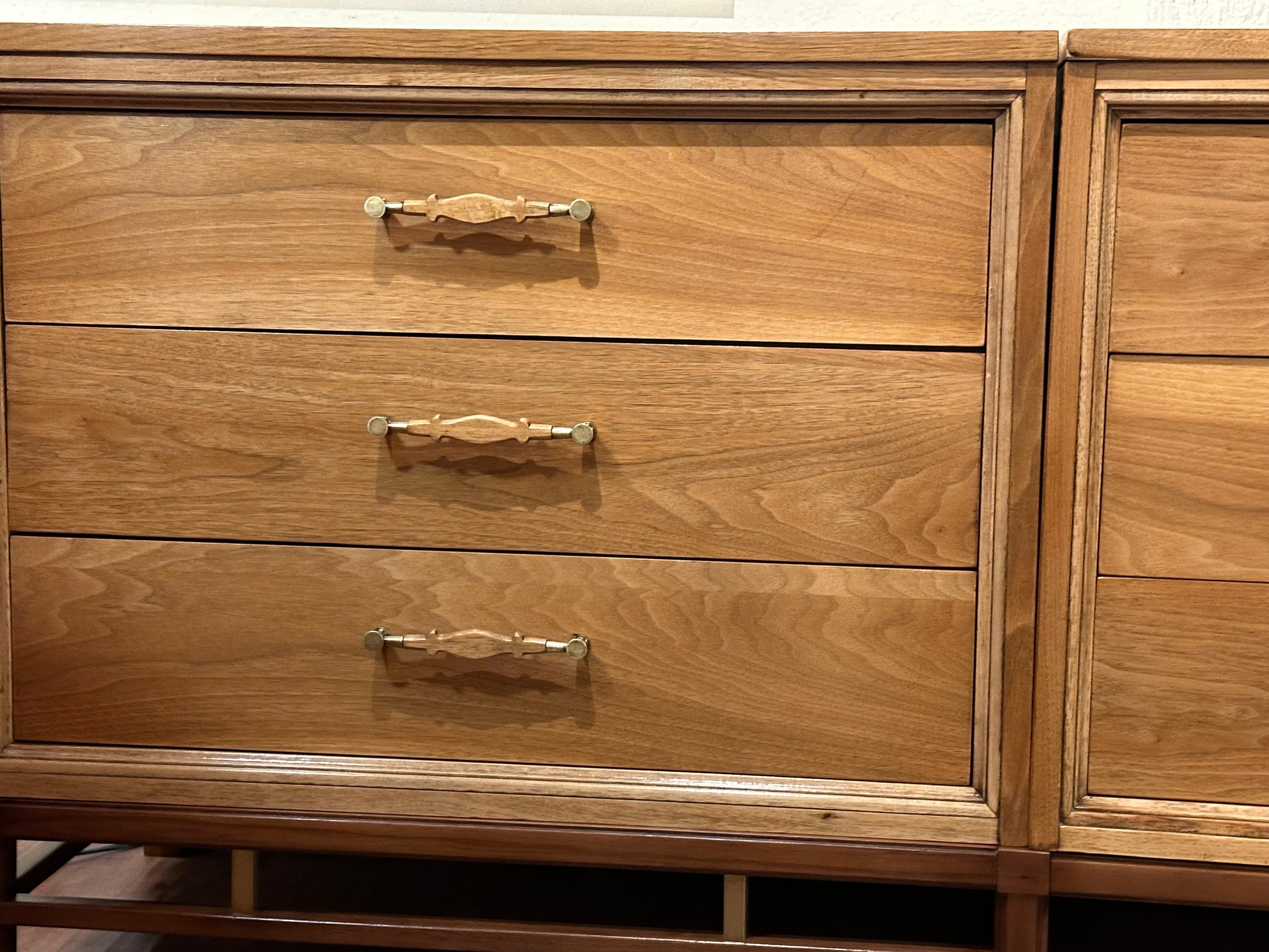 Large Midcentury American of Martinsville Dresser In Excellent Condition For Sale In Pasadena, CA