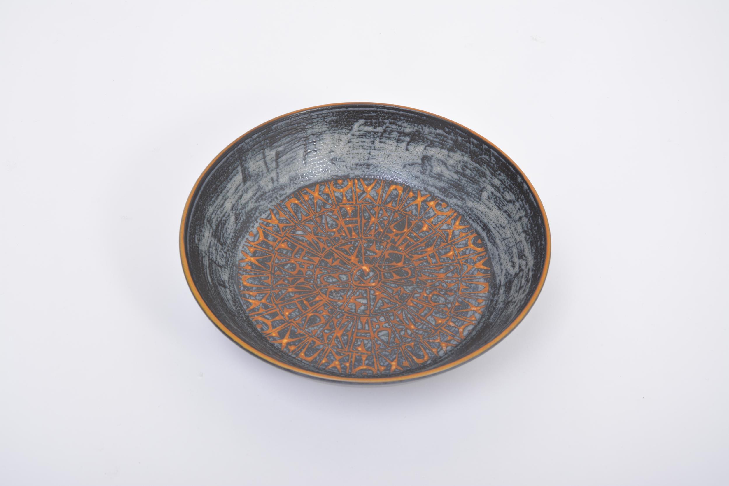 Large midcentury bowl from the Baca series by Nils Thorsson for Aluminia
This highly detailed ceramic/faience bowl is part of Aluminia's / Royal Copenhagen's BACA series, designed by Nils Thorsson (1898-1975) and produced in the 1960s. This