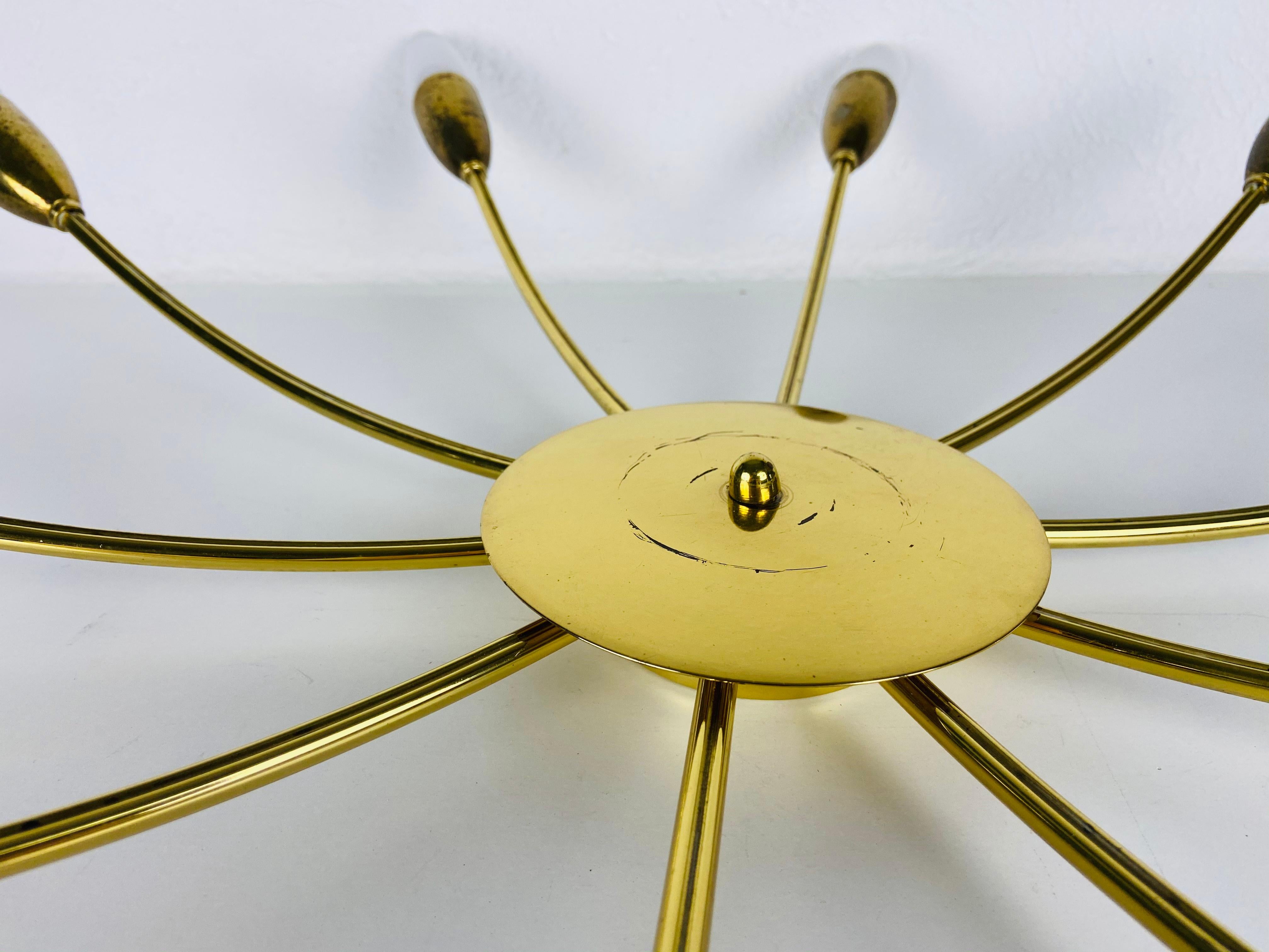 Milieu du XXe siècle Grand lustre Spoutnik à 10 bras en laiton du milieu du siècle dernier, années 1950 en vente