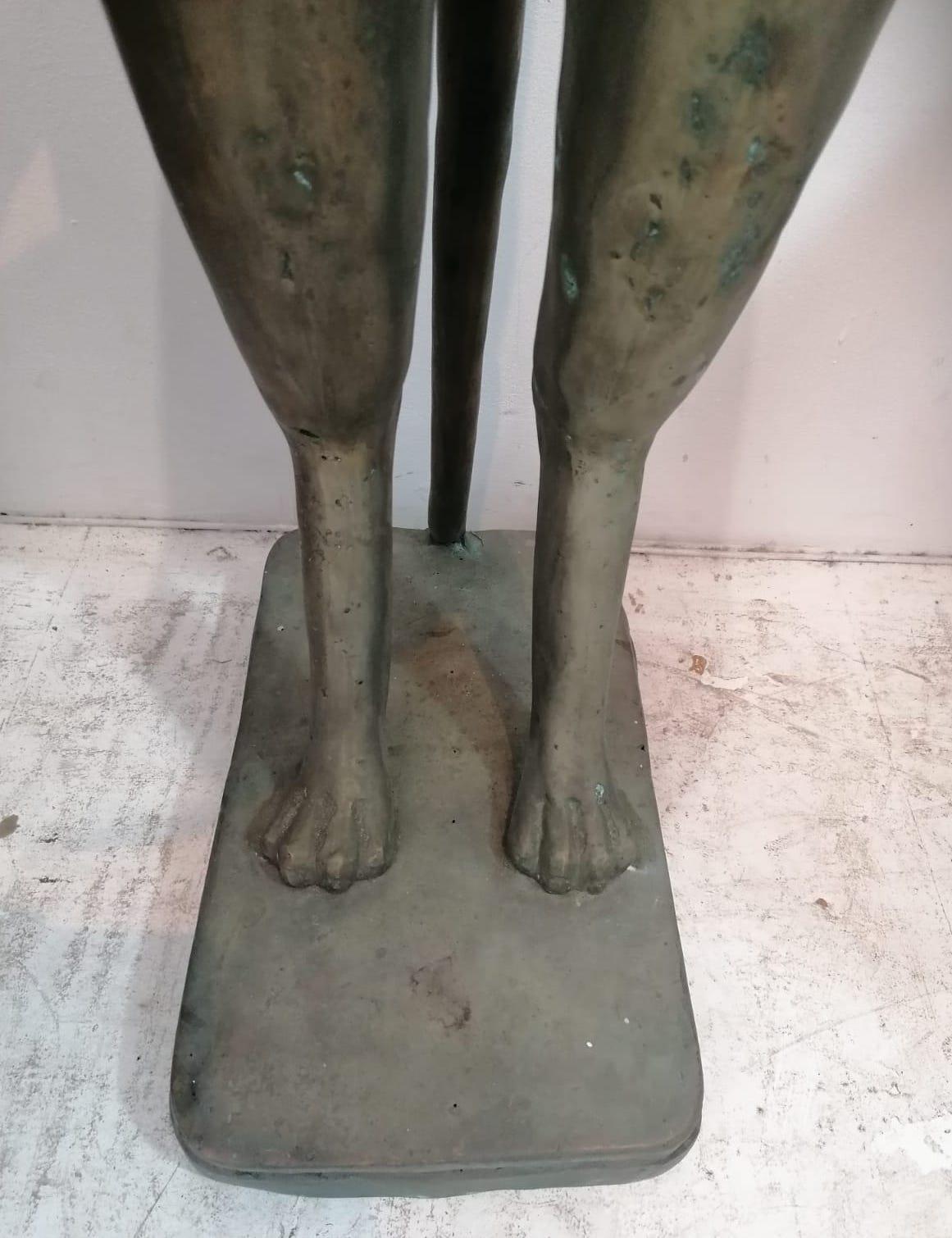 Grande sculpture sur pied en laiton du milieu du siècle dernier, d'après Giacometti en vente 4