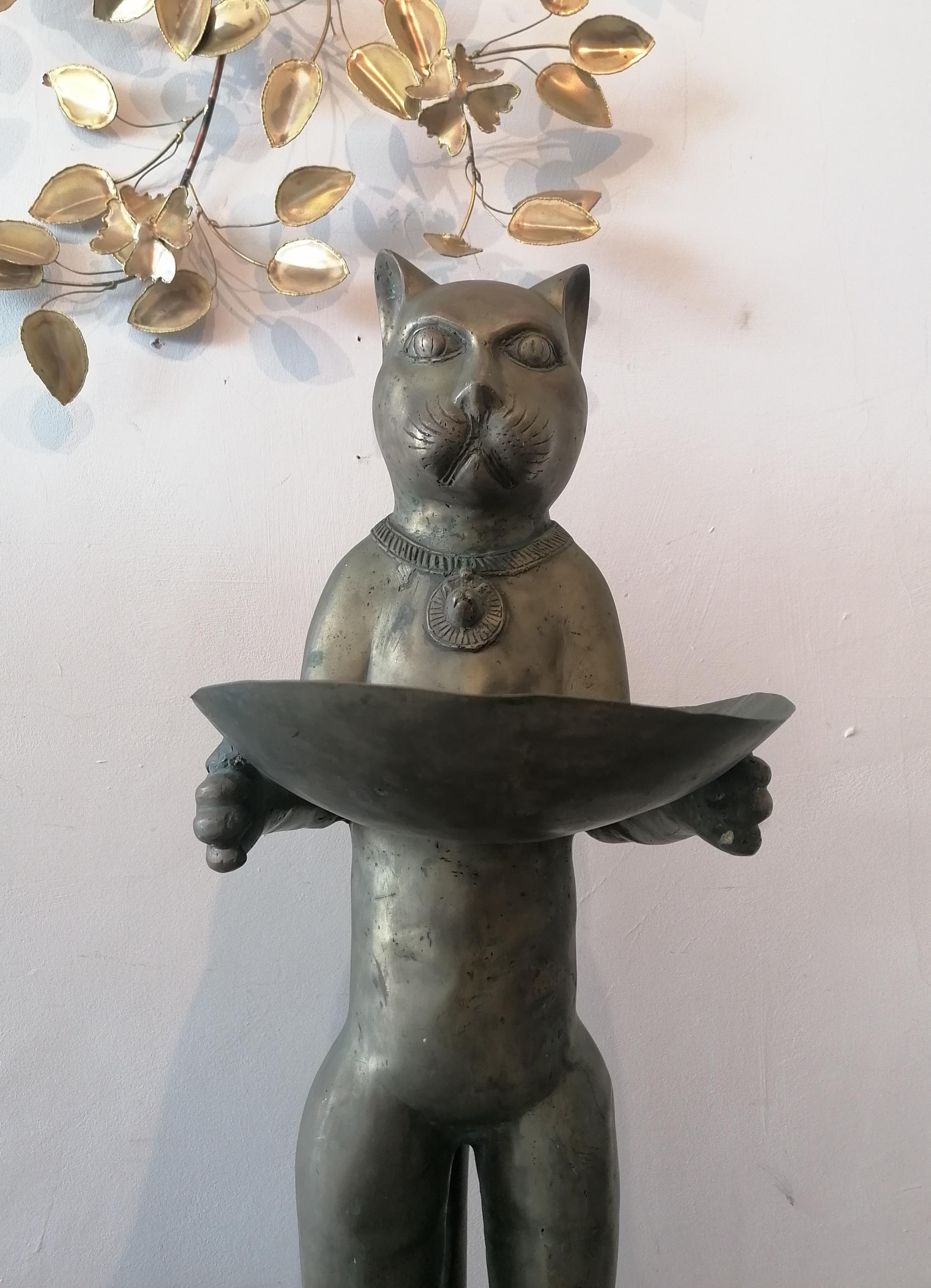 Large midcentury brass cat butler floorstanding sculpture, after Giacometti For Sale 1