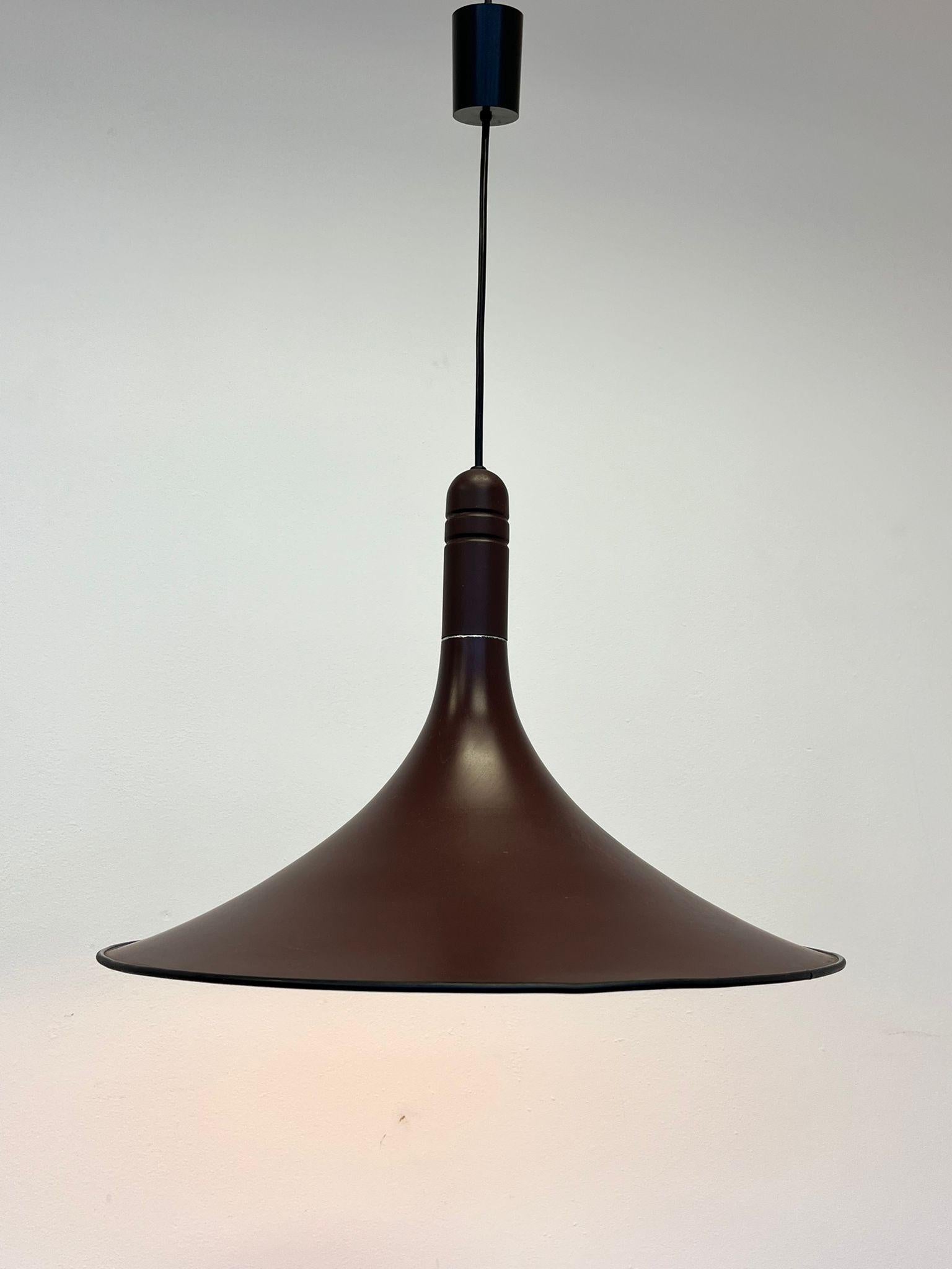 Mid-Century moderno Grande ciondolo marrone raro del Medioevo, Danimarca, anni '70 in vendita