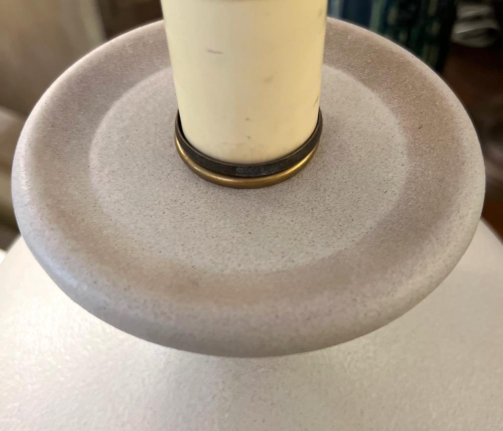 Lampe de table italienne en céramique datant des années 1960.

Mesures :
Hauteur du corps : 18,5