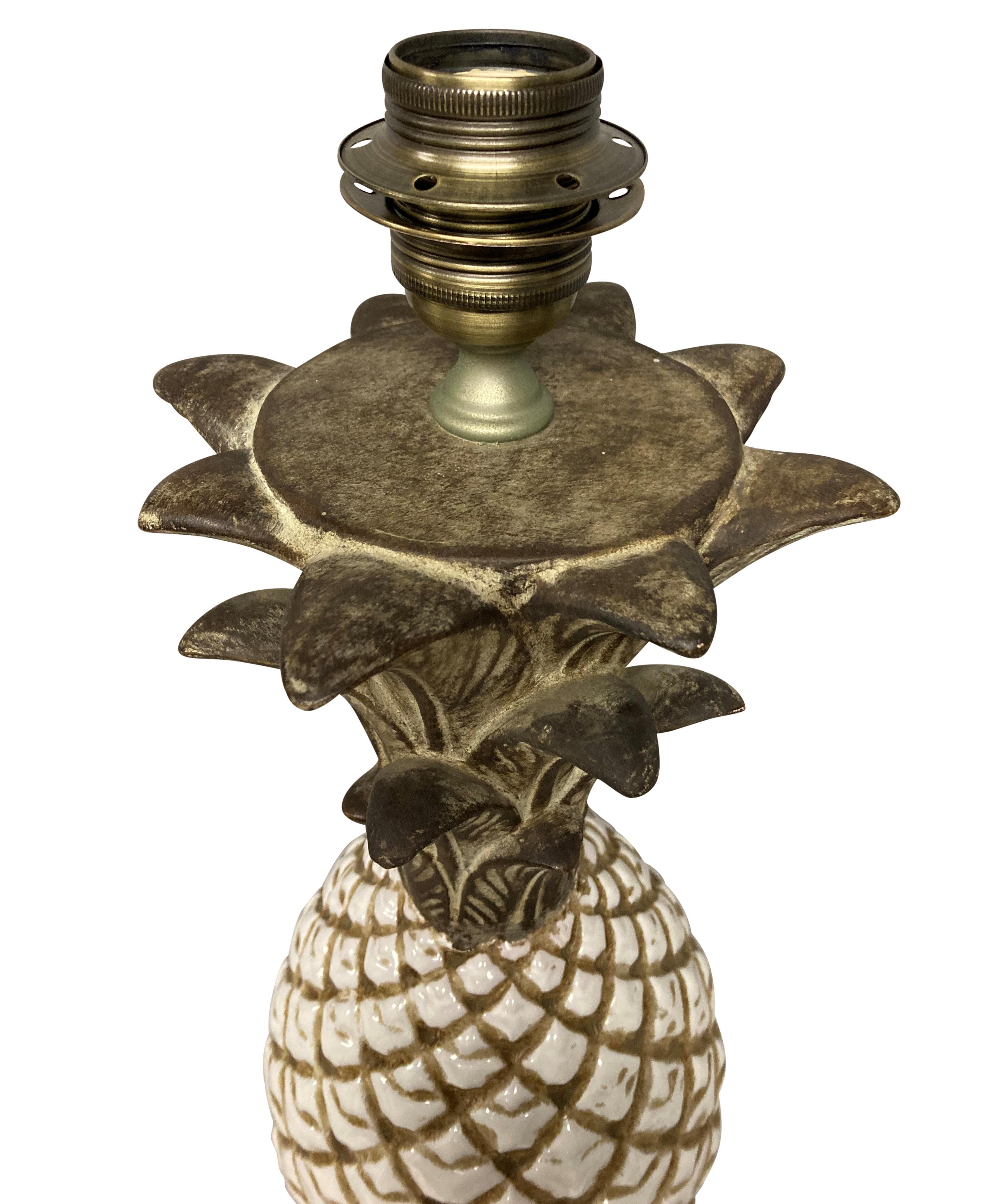 italien Grande lampe à ananas en céramique du milieu du siècle en vente