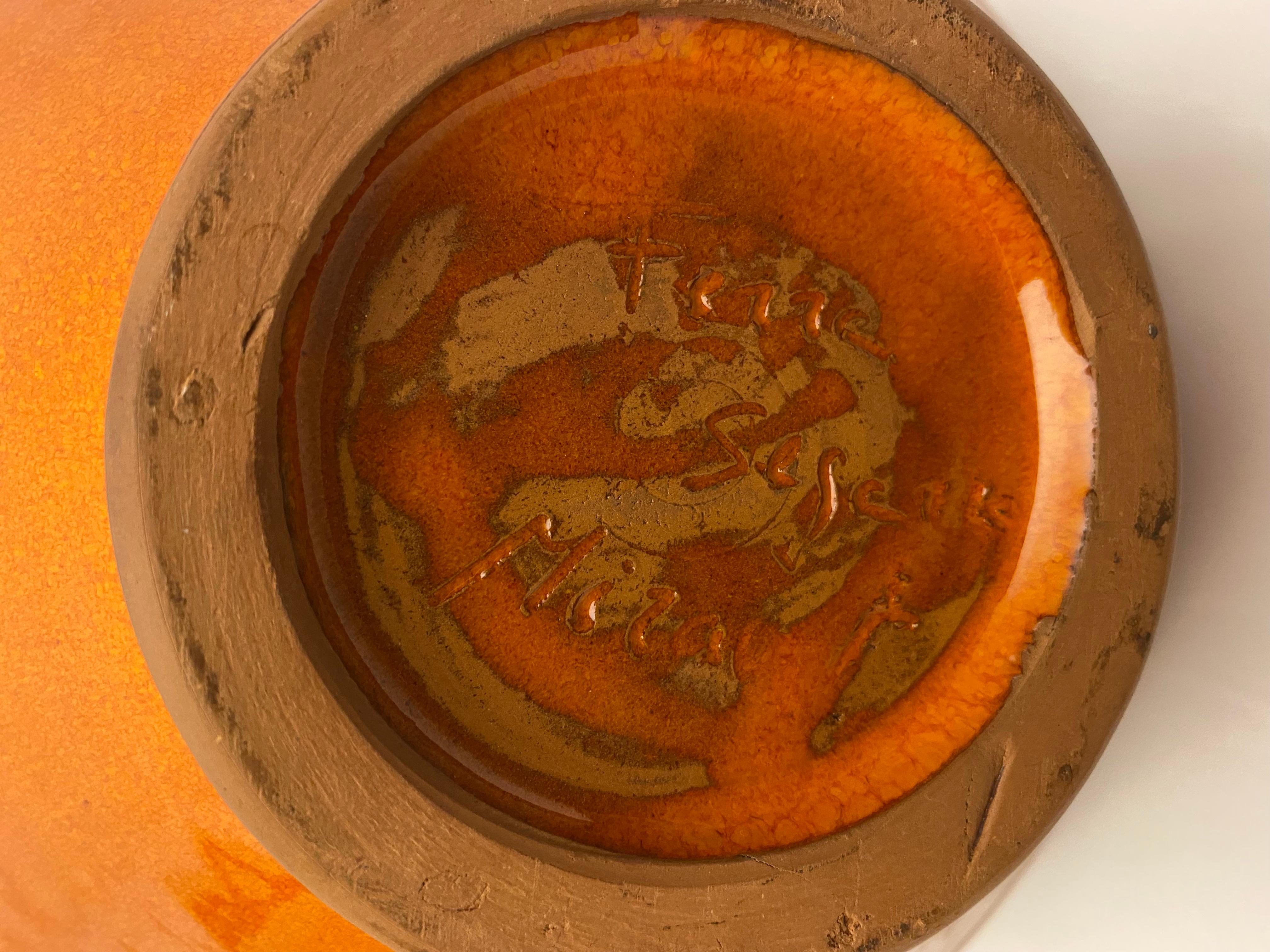 Eine atemberaubende glasierte Keramikvase aus der Mitte des 20. Jahrhunderts in auffälligen Orange- und Schwarztönen. Wunderschönes handgefertigtes Design. 
Unterzeichnet Ferre Sega Mizal

Die glasierte Oberfläche und die Beleuchtung beim