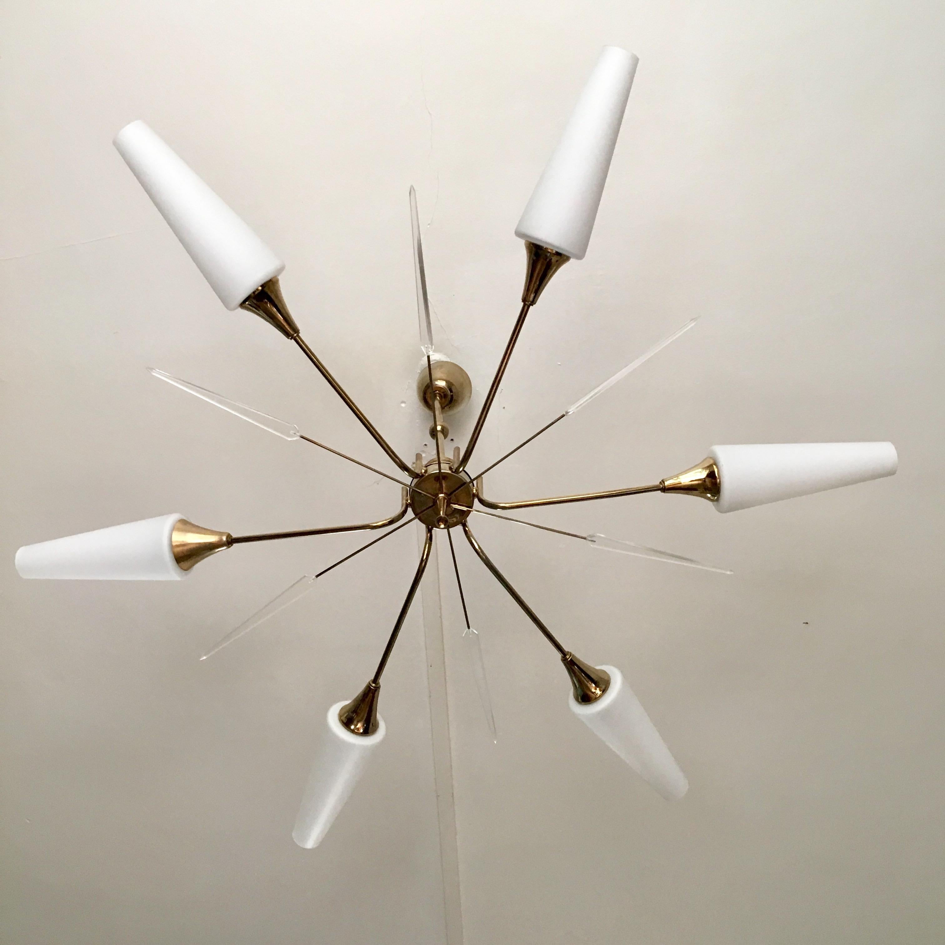 Opaline pendant 6 branches vintage - midcentury white pendant.

Hello,
Here is a large French chandelier of the 1960s. Brass, composed of 6 light with white opaline shades and 6 arrows.

Beautiful lighting of opaline.
Original electricity.