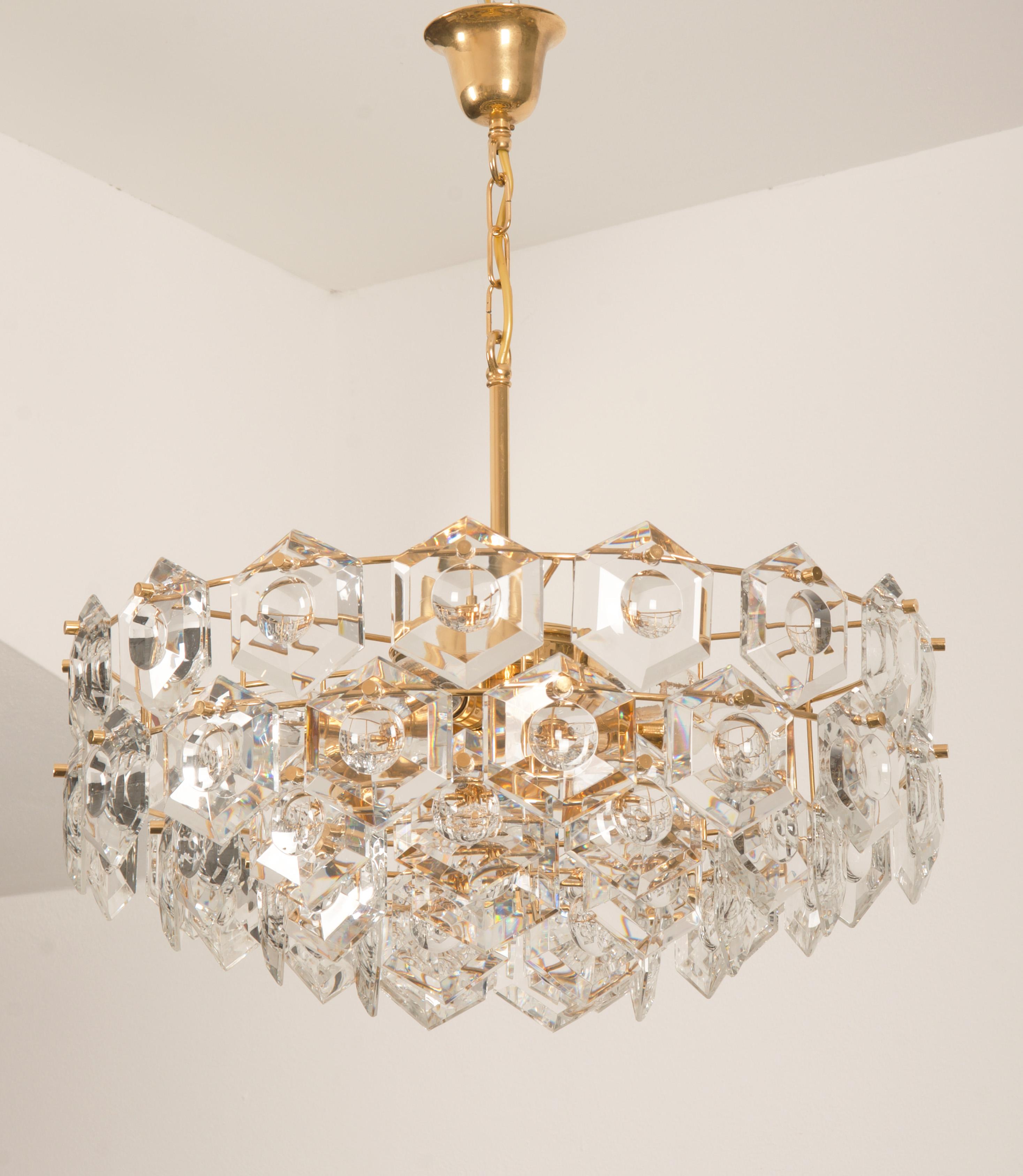 Struttura in ottone placcato oro con elementi in cristallo dotata di sei prese E14 e una E27 fino a 60 watt ciascuna.
Prodotto in Germania da Kinkeldey negli anni '60. Condizioni originali molto buone con patina sulle parti metalliche.
Le