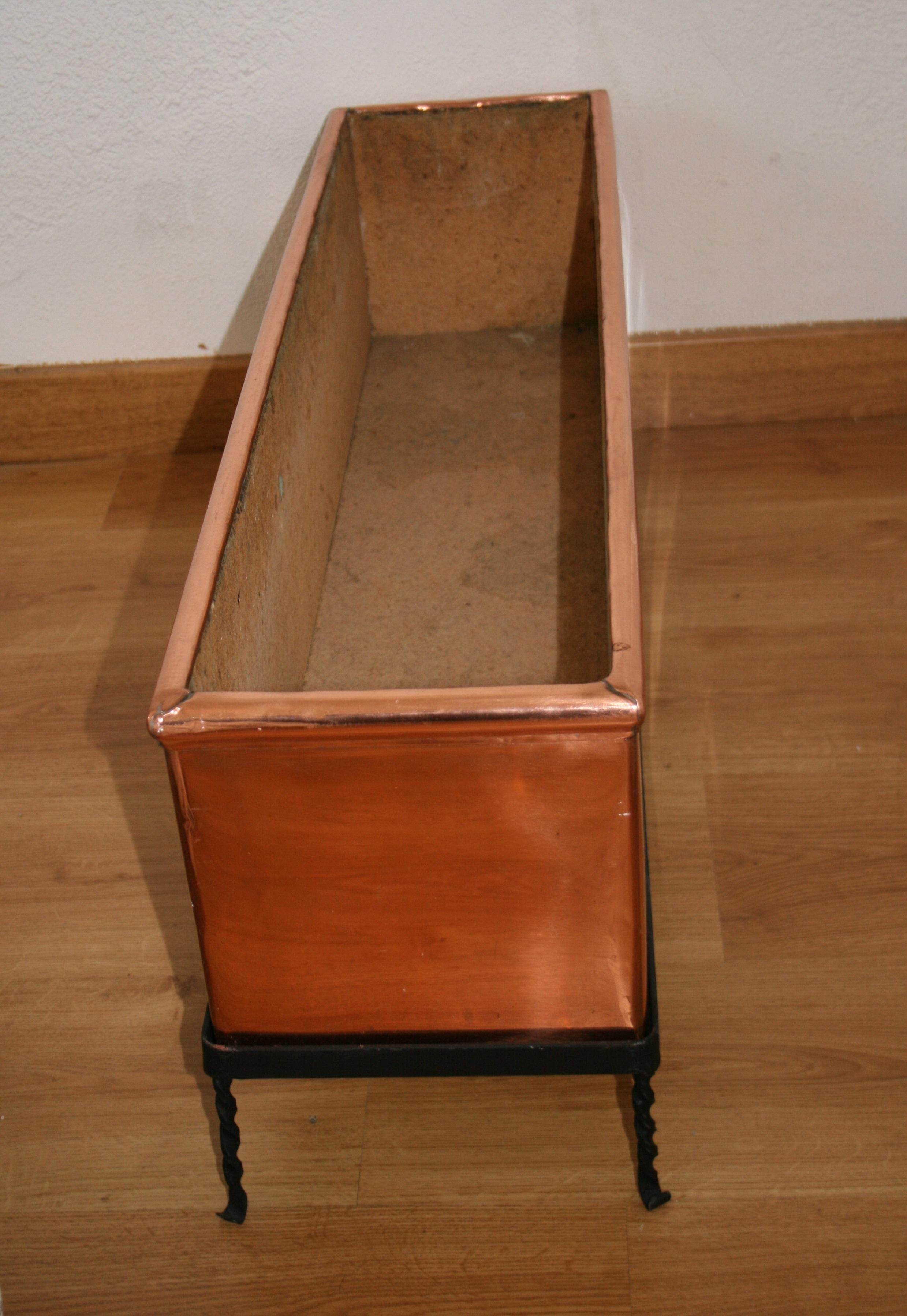 Large Midcentury Copper Planter, 1950s In Excellent Condition In Mombuey, Zamora