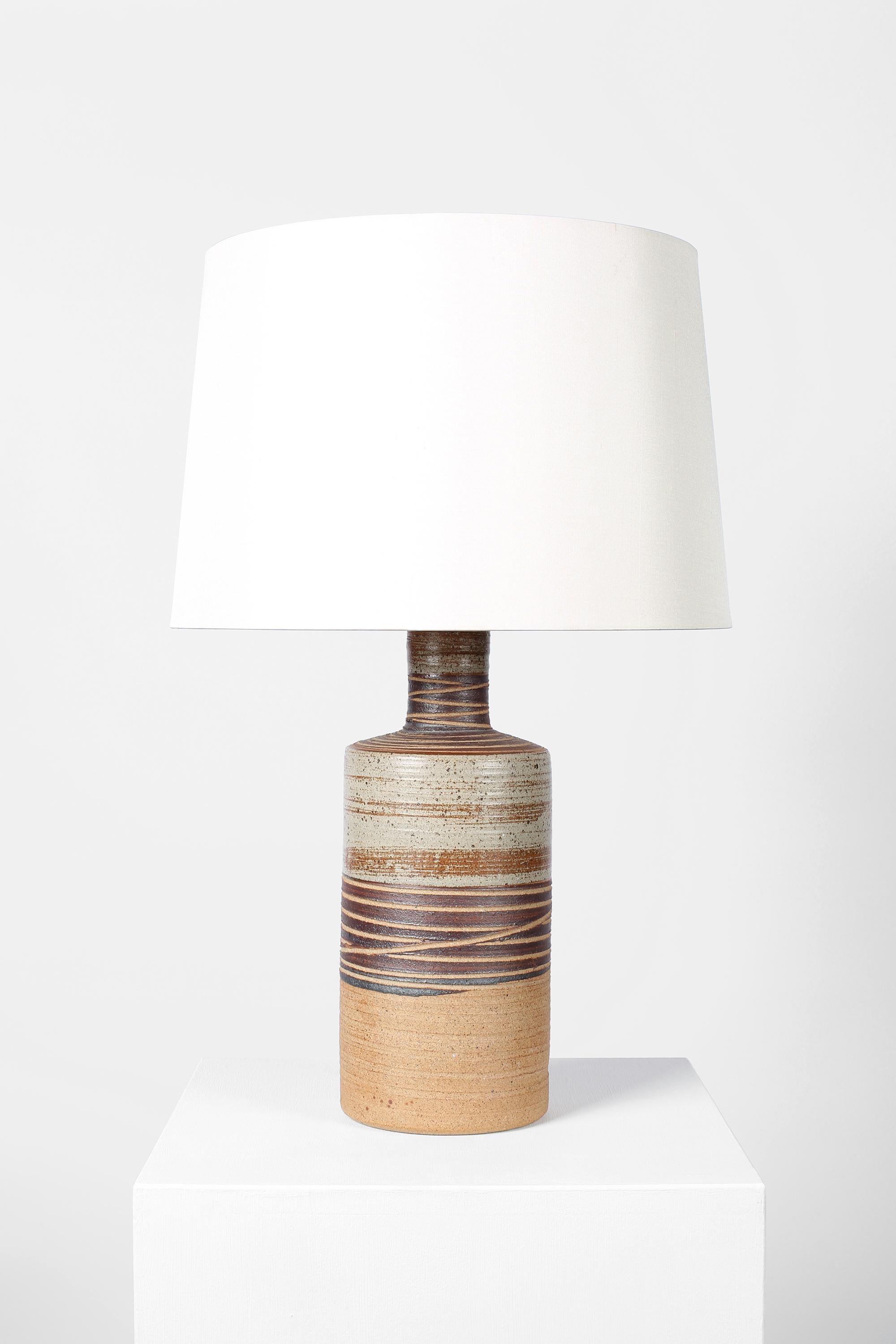 A large etched stoneware table lamp by Tue Poulsen. Danish, c. 1960s. Supplied with a tapered off-white dupion silk shade.