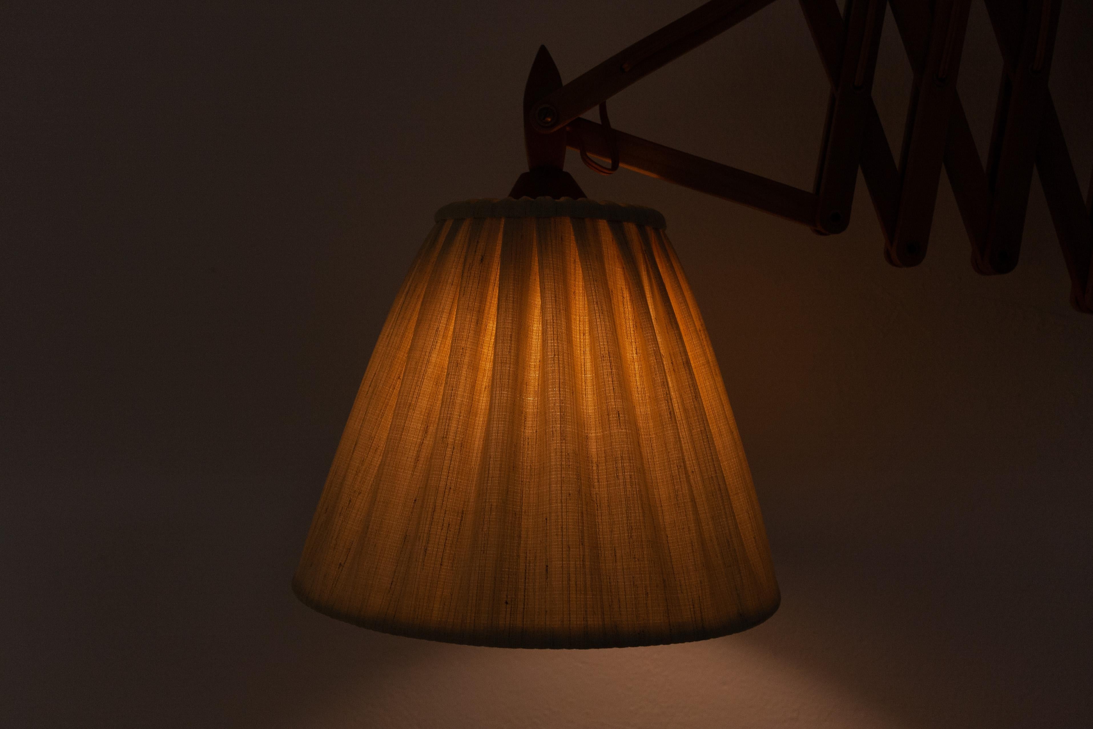 Large Midcentury Danish Wooden Scissor Lamp In Good Condition In Den Haag, NL