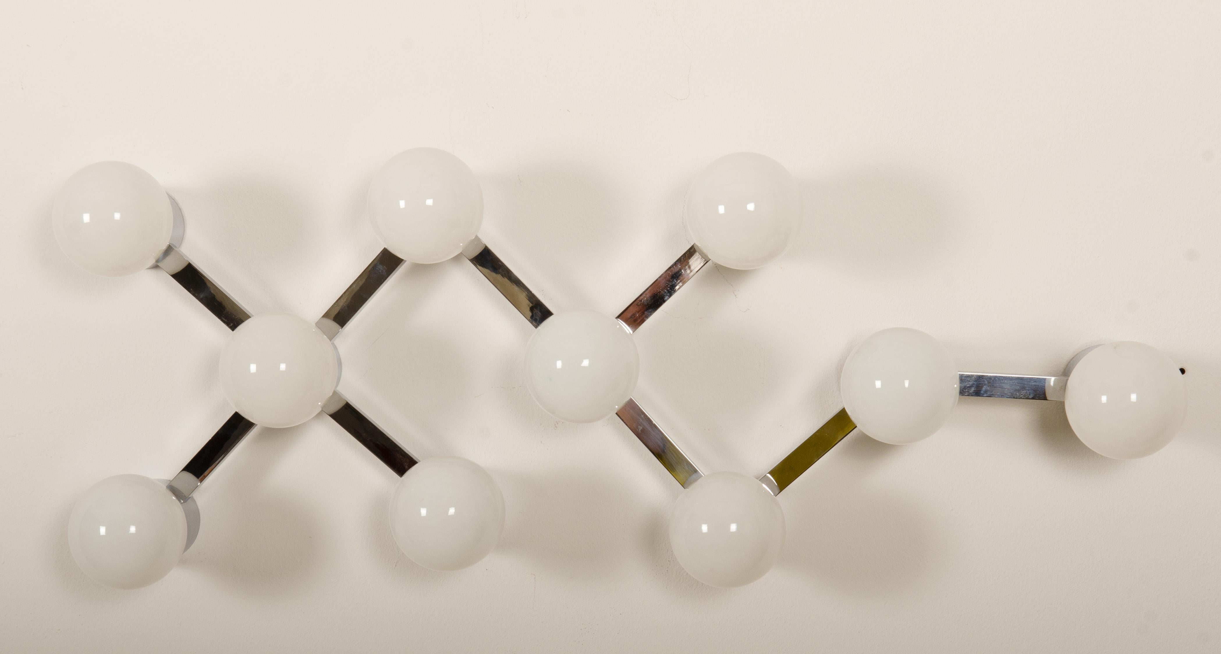 Lampadario da incasso o da parete in ottone cromato dotato di 10 prese E27 fino a 100W ciascuna o LED realizzato in Austria alla fine degli anni '60 e attribuito a Kalmar. Condizioni originali con una bella patina.
 