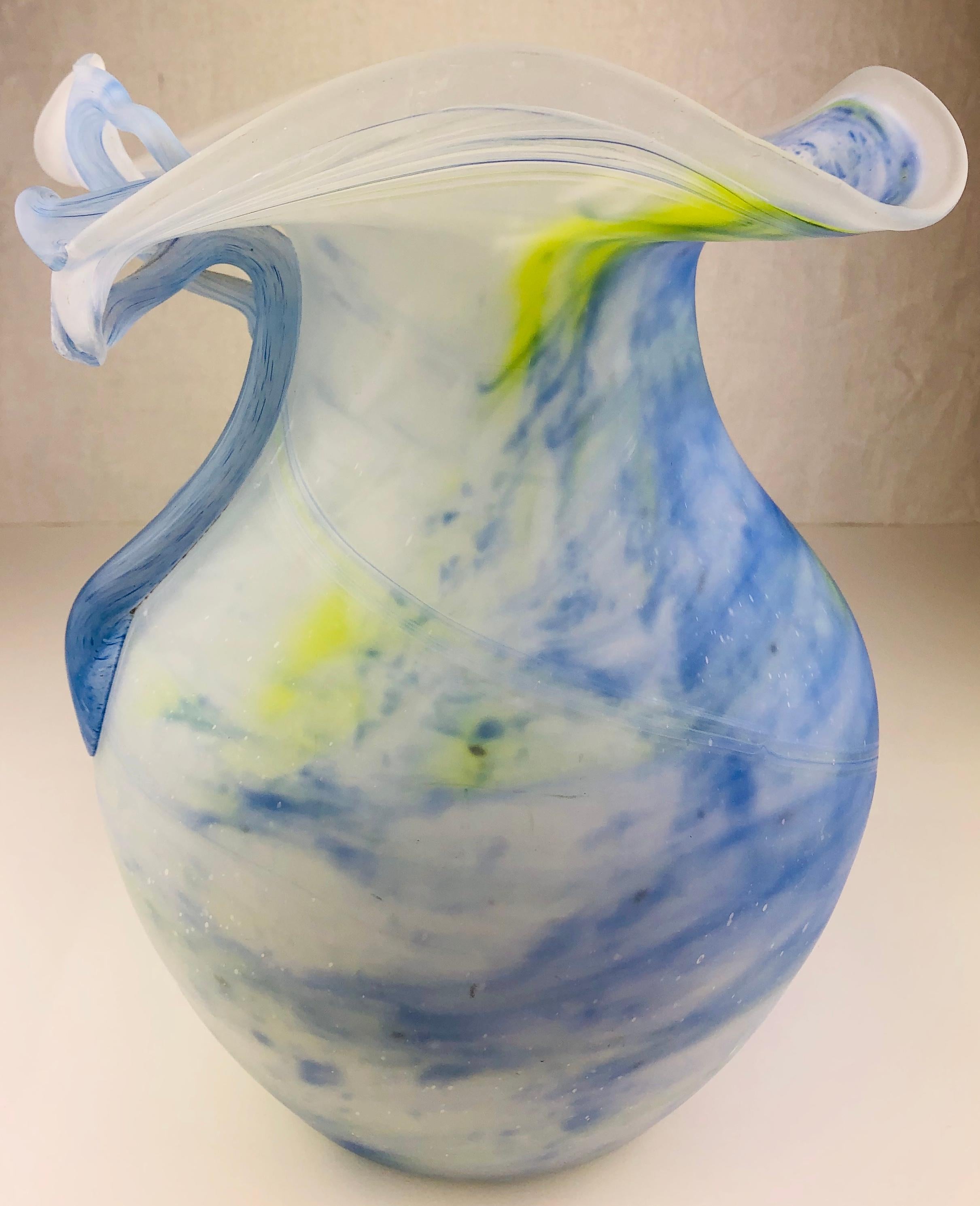 Magnifique vase français en pâte de verre ou en verre d'art fondu. Cette jolie pièce décorative a été fabriquée à la main avec des détails saisissants. 

Vase en verre soufflé à double couche dans les couleurs blanc, bleu clair et jaune. 
Mesures