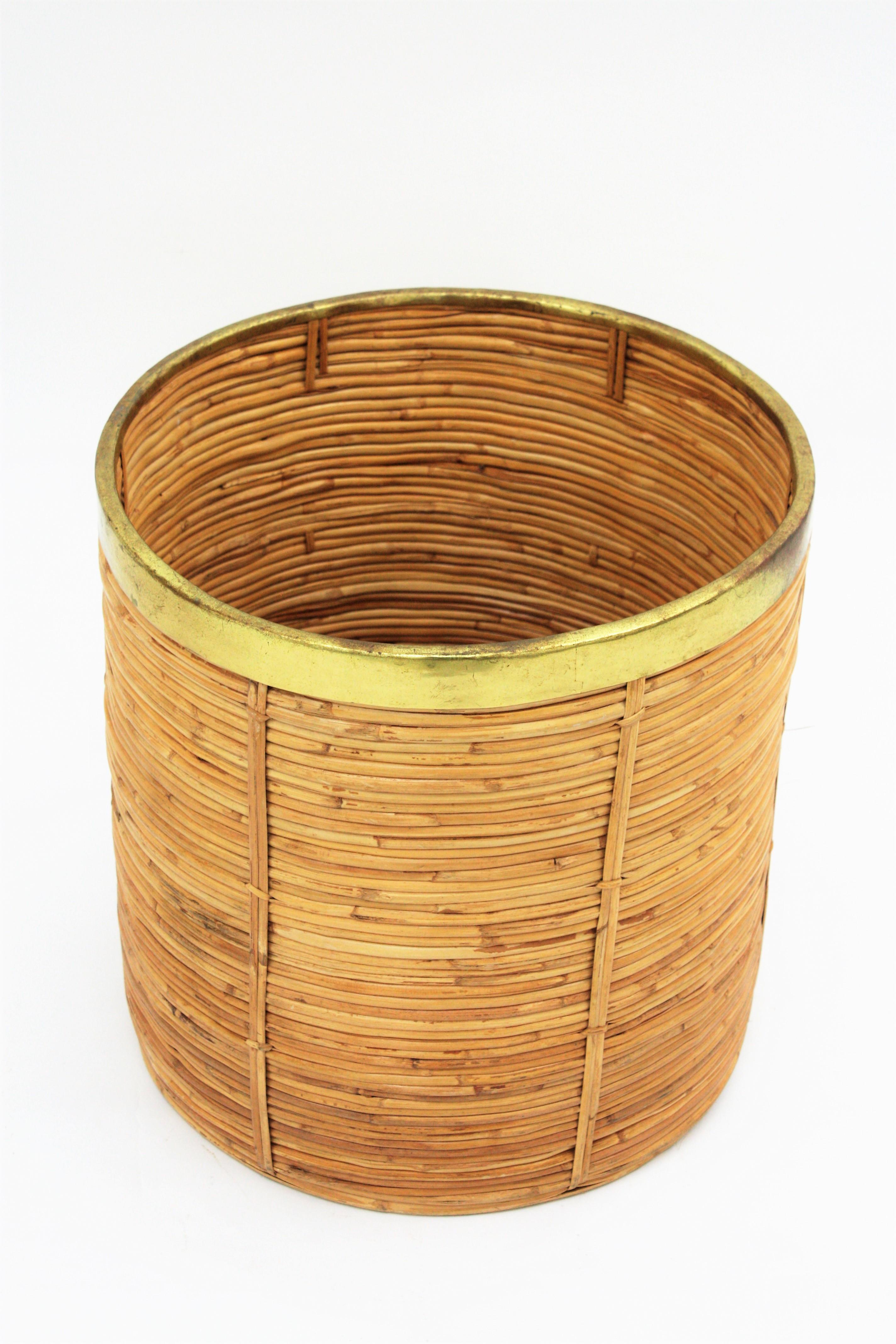 Beautiful Mid-Century Modern decorative brass and bamboo / rattan large planter or basket. Round shape with gilded brass rim.
Handcrafted in Italy, 1970s. In the style of Gabriella Crespi.
The brass shows its original wear and vintage patina (It