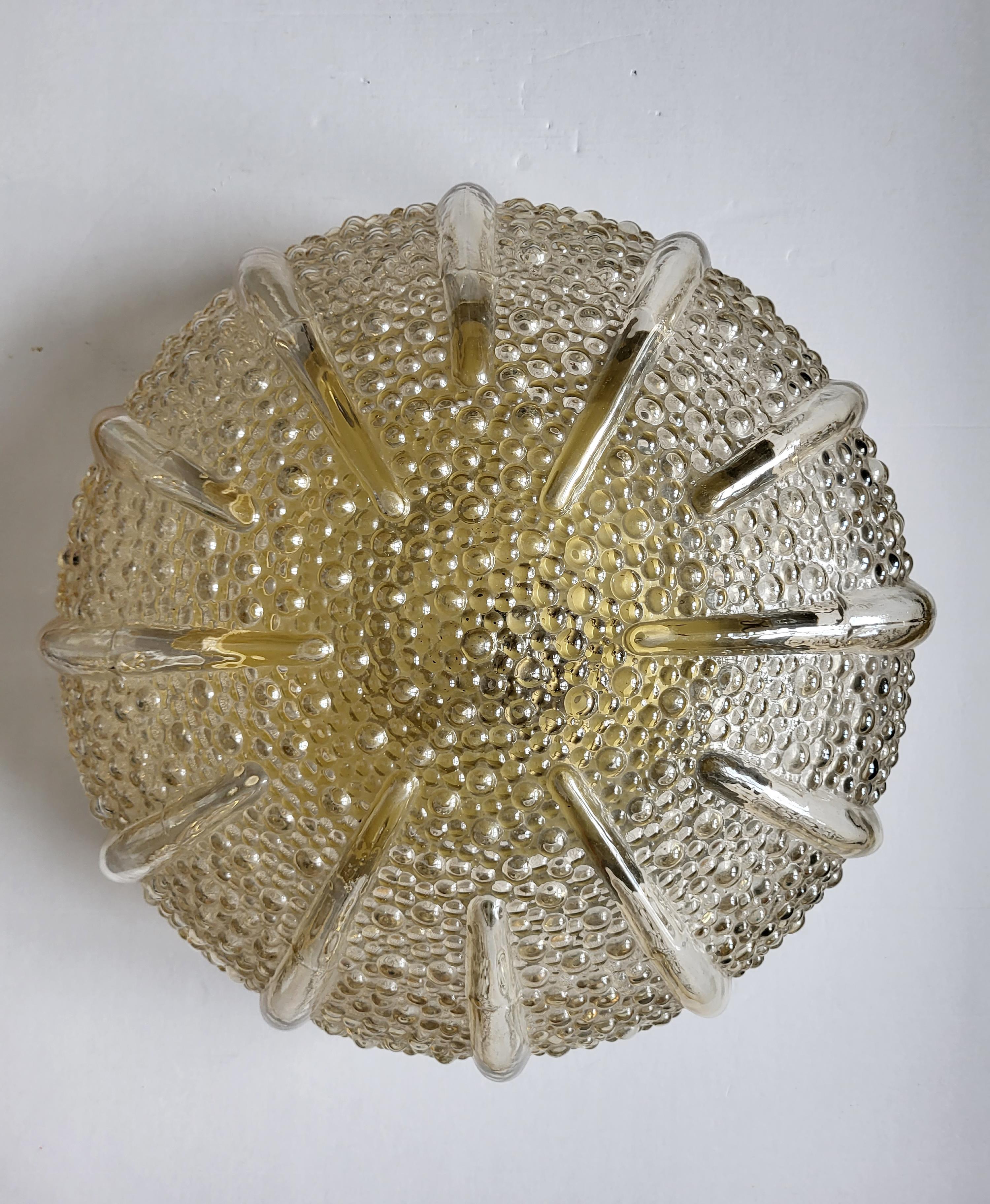 Maravilloso aplique escultórico grande de vidrio burbuja ámbar.
Alemania, años 60.
Portalámparas: 3x E27 (US E26).

        