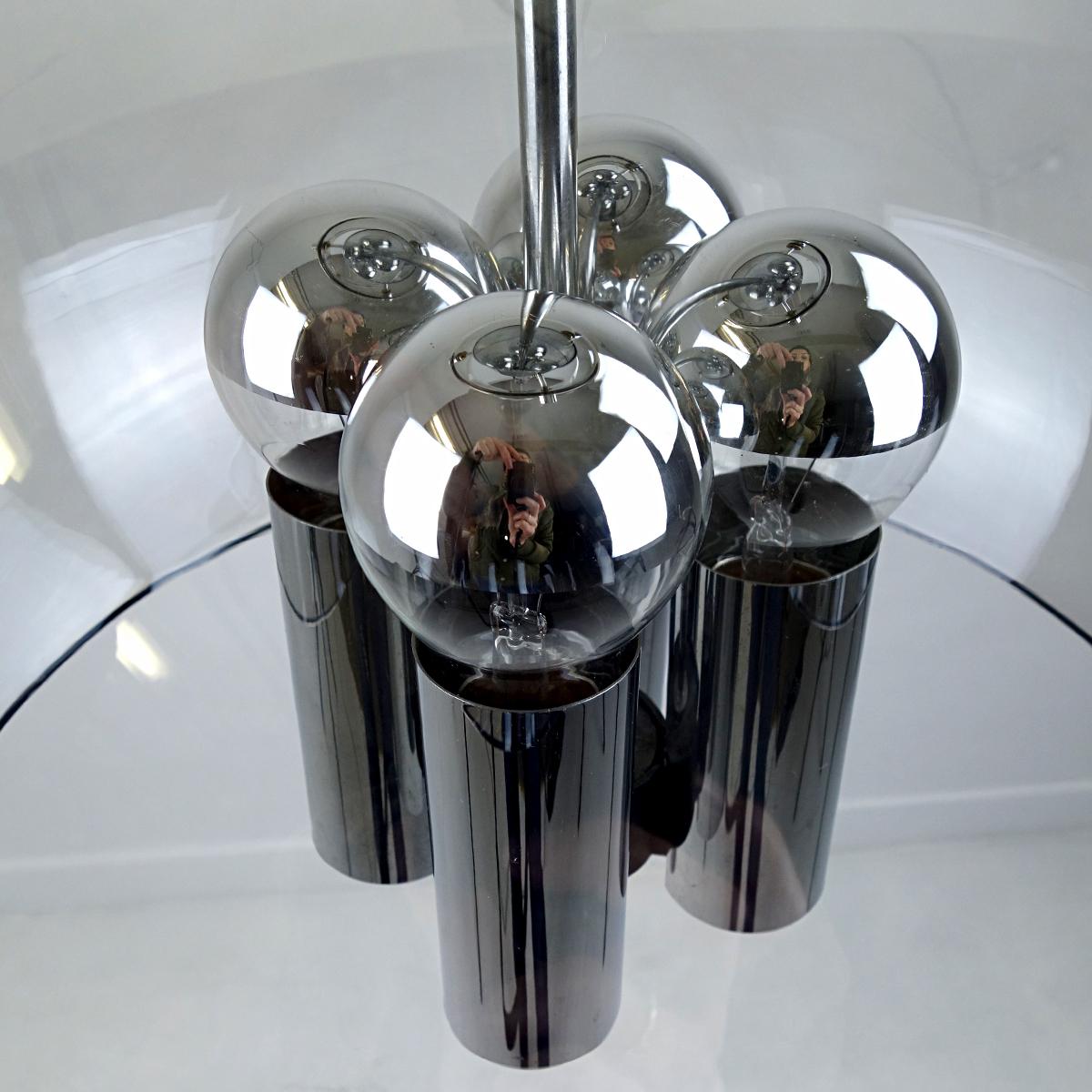 Tedesco Grande ciondolo a sfera in vetro del Medioevo con hardware cromato di Glasshütte Limburg in vendita