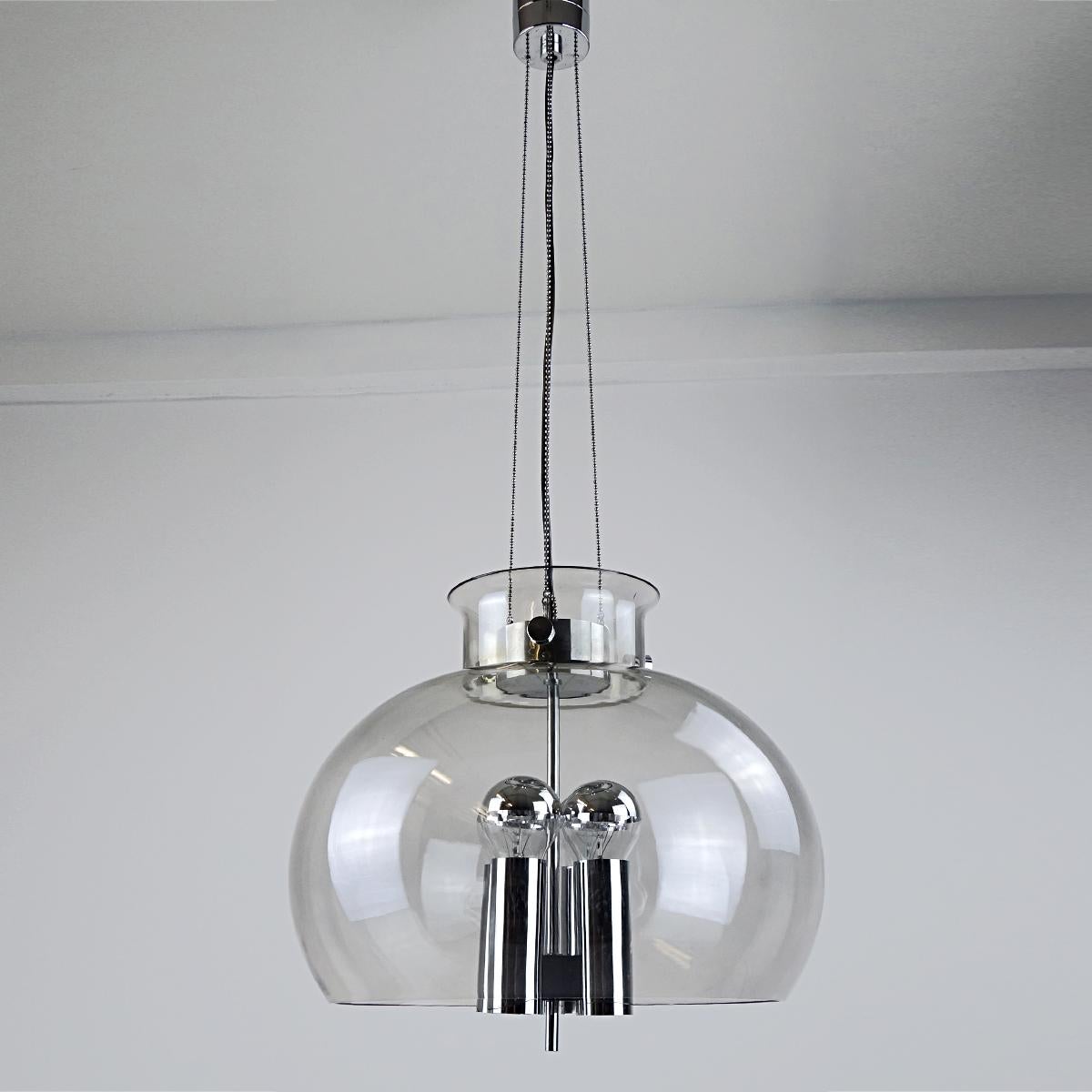 Fine XX secolo Grande ciondolo a sfera in vetro del Medioevo con hardware cromato di Glasshütte Limburg in vendita