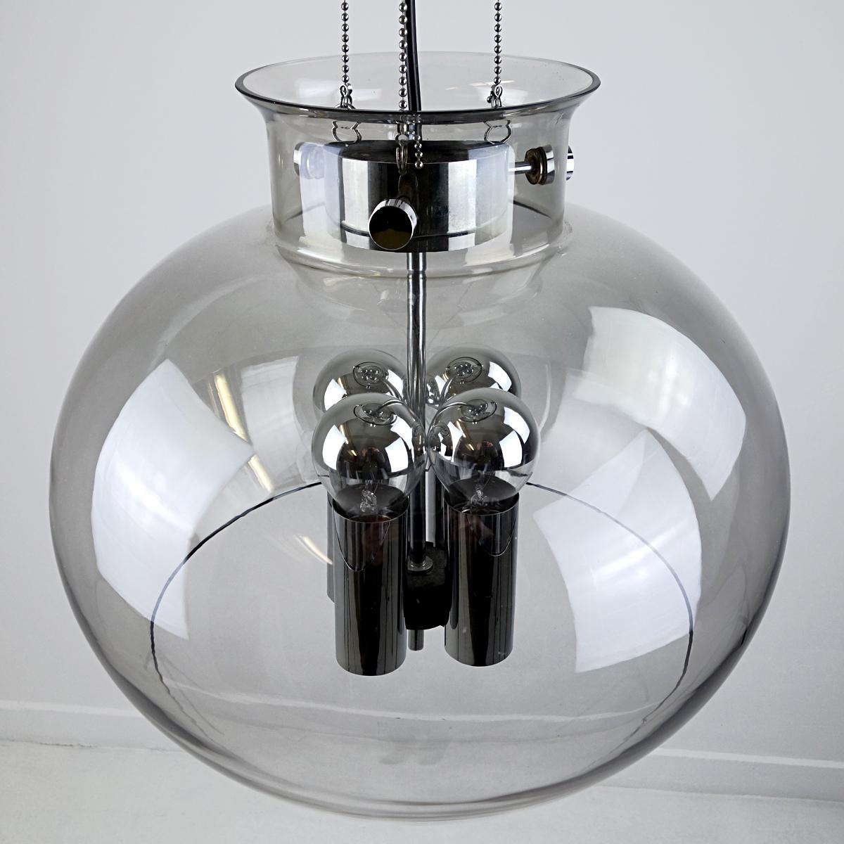 Vetro soffiato Grande ciondolo a sfera in vetro del Medioevo con hardware cromato di Glasshütte Limburg in vendita