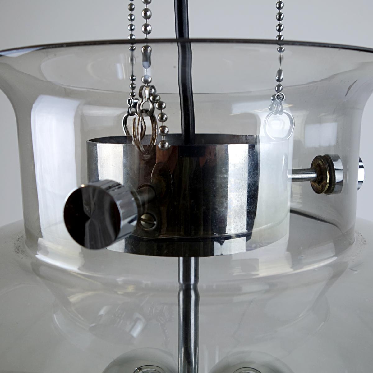 Grande ciondolo a sfera in vetro del Medioevo con hardware cromato di Glasshütte Limburg in vendita 2