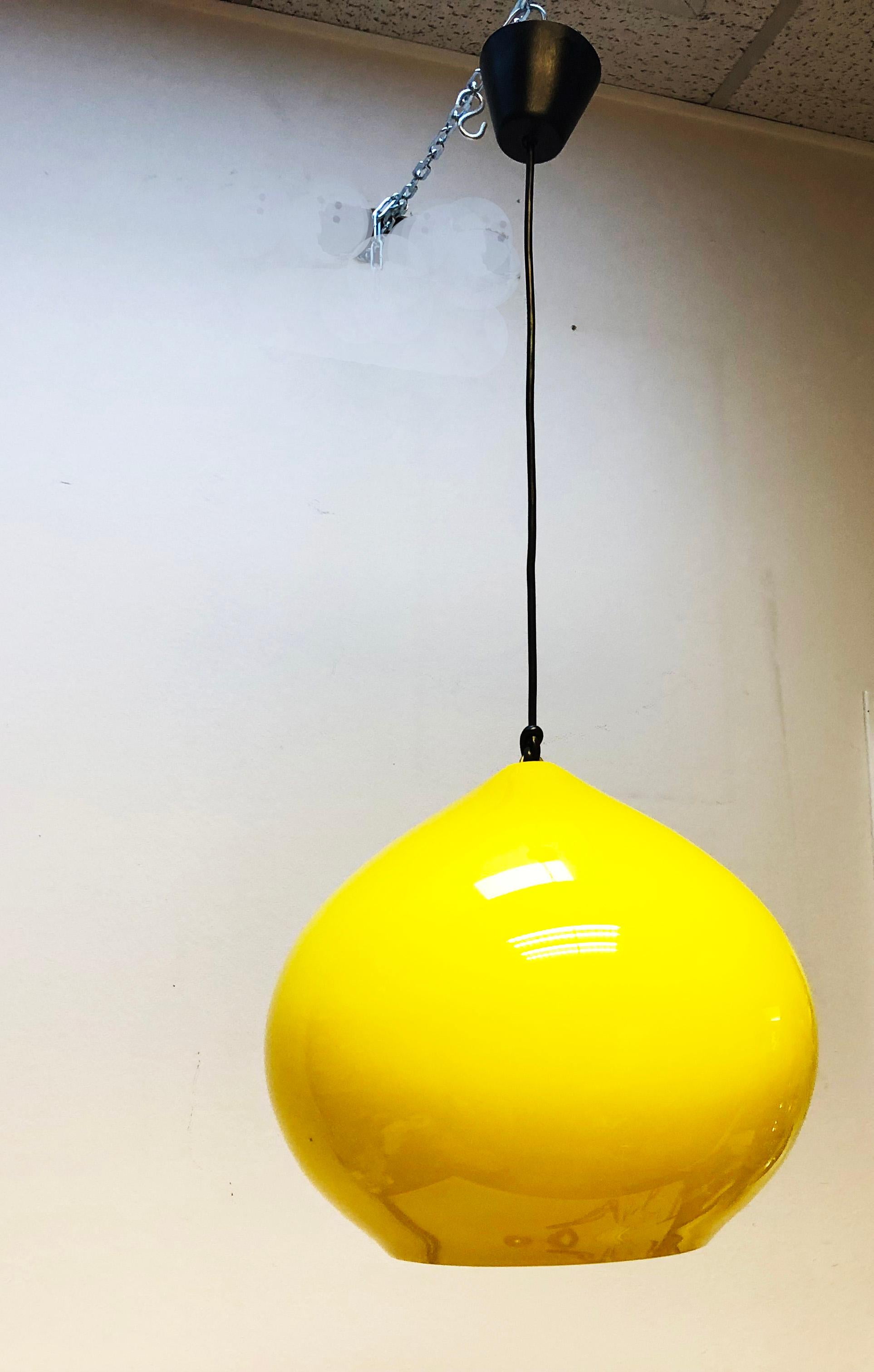 Double layered glass opaline and yellow. Designed in 1956 by Alessandro Pianon for Gino Vistosi.
Dimension shade only: height 40 x Ø45 cm.