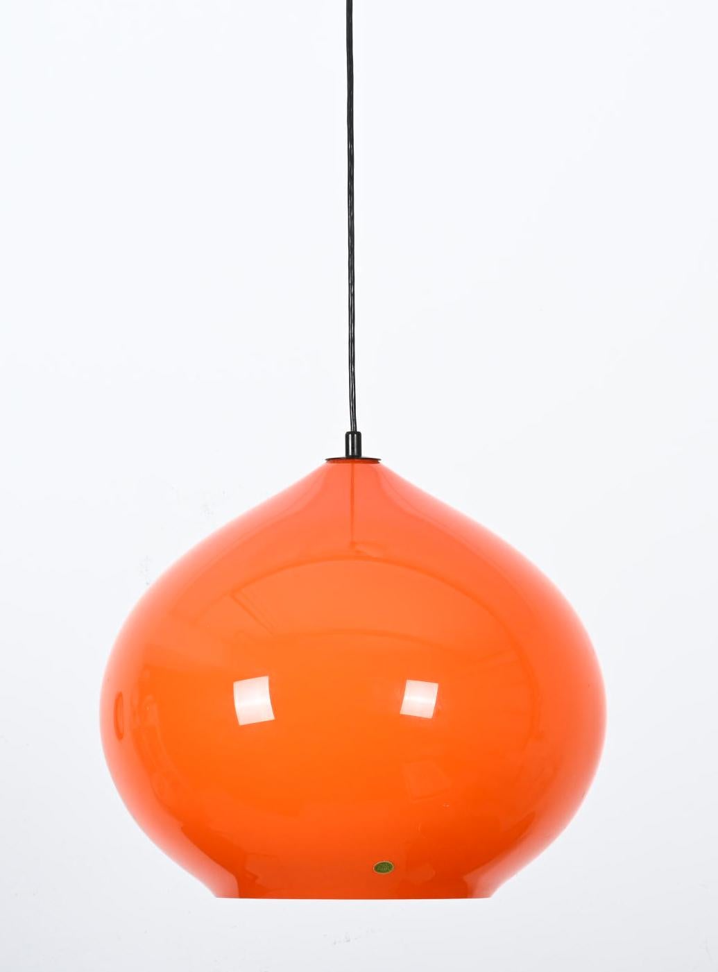Rare double layered opaline glass white/orange. Designed in 1956 by Alessandro Pianon for Gino Vistosi.
Dimension shade only: Height 40 x Ø 45 cm.
