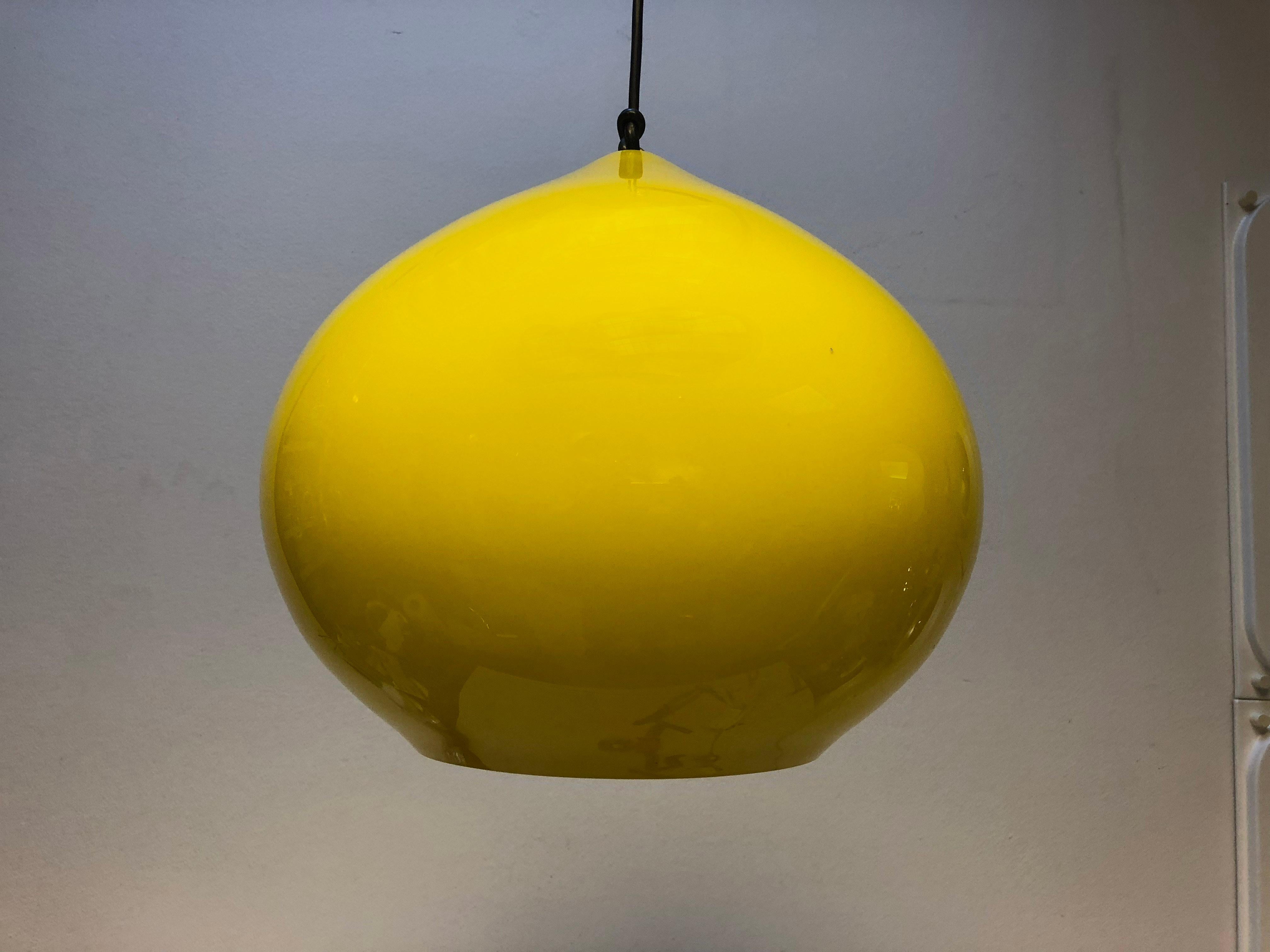 Large Midcentury Glass Pendant by Alessandro Pianon for Vistosi In Excellent Condition In Vienna, AT