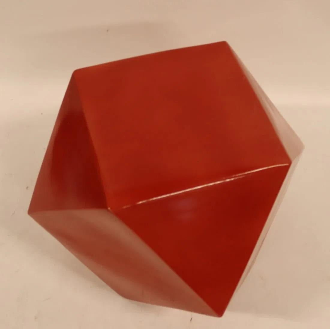 Sur mesure Rouge tomate  Sculpture ou table d'appoint décagonale - Poterie émaillée , circa 1960 . apparemment non signé 
Un outil unique en son genre et  Une addition élégante à tout salon moderne !

#midcentury #polygone #sculpture 