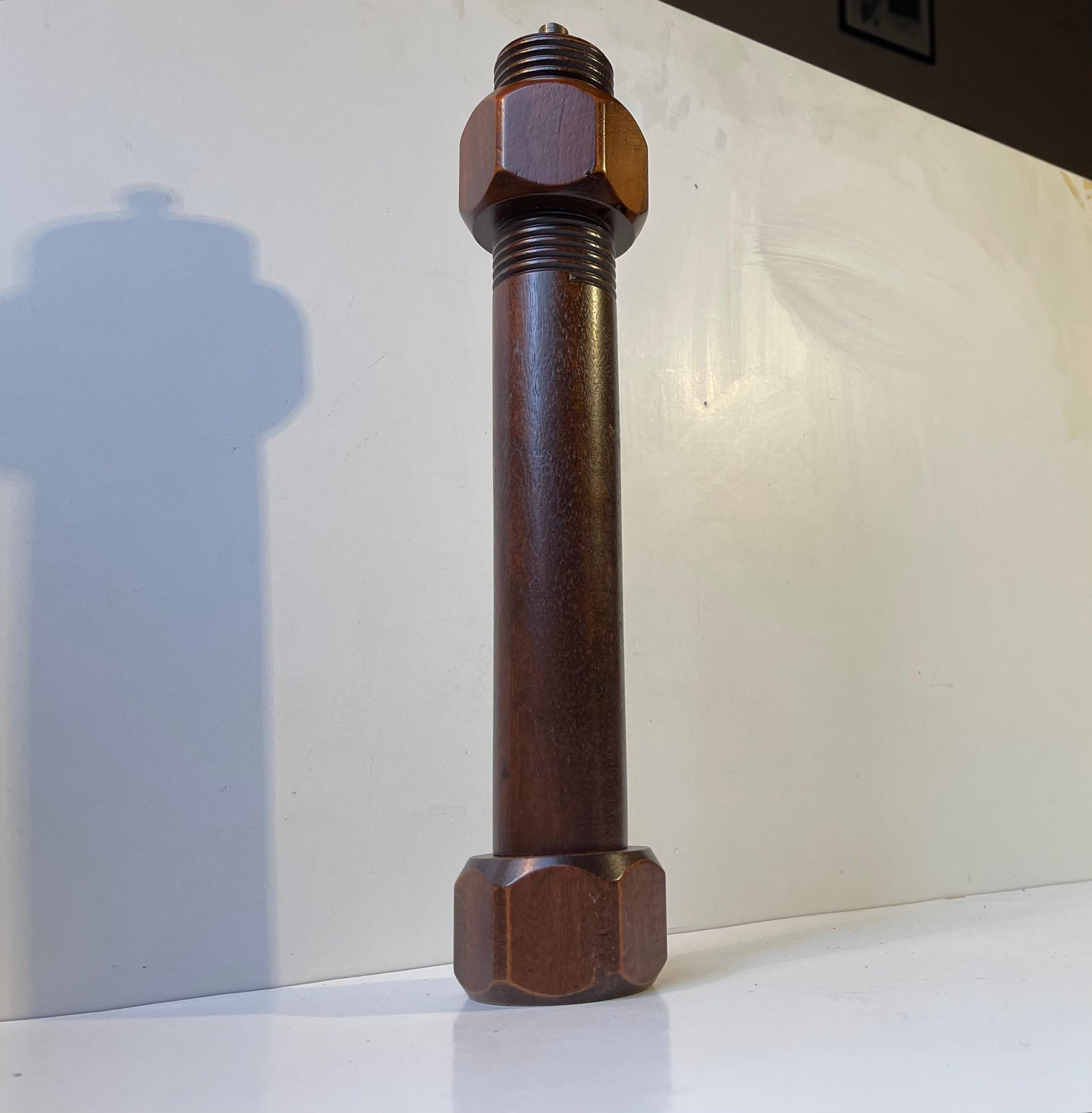 Pfeffer- und Salzmühle im italienischen Industriestil mit Schrauben und Muttern. Hergestellt aus gebeiztem Holz und Messing. Die Salzmühle hat einen klaren gelben, leicht zu reinigenden Glasaufsatz. Hergestellt in Italien, ca. 1970-80.