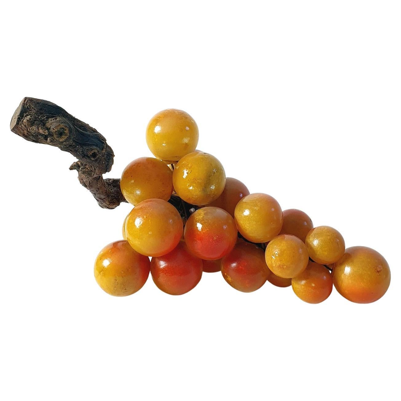 Grand raisin en albâtre italien du milieu du siècle en vente