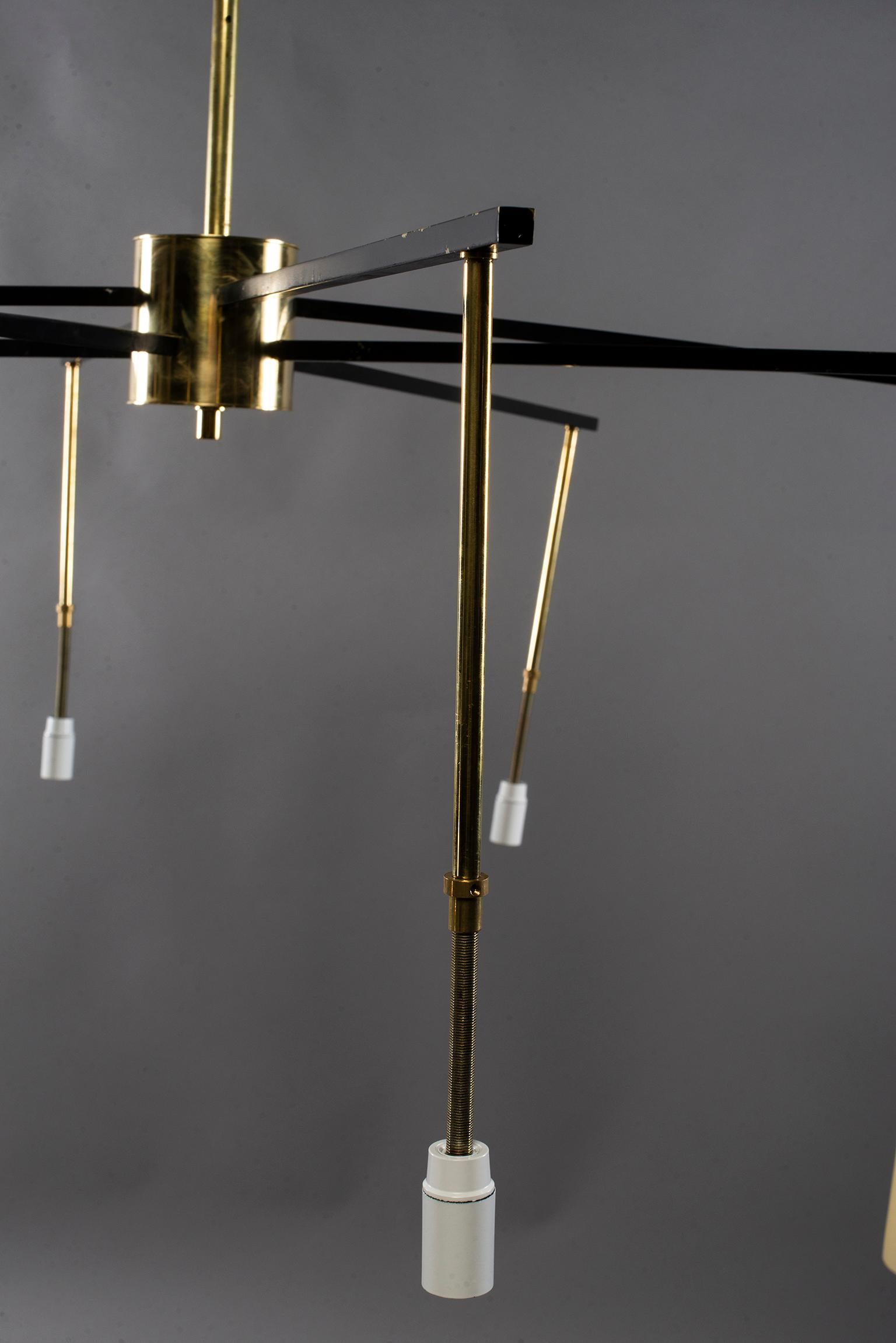 Große achtflammige italienische Mid-Century-Leuchte im Stil von Stilnovo (Metall) im Angebot