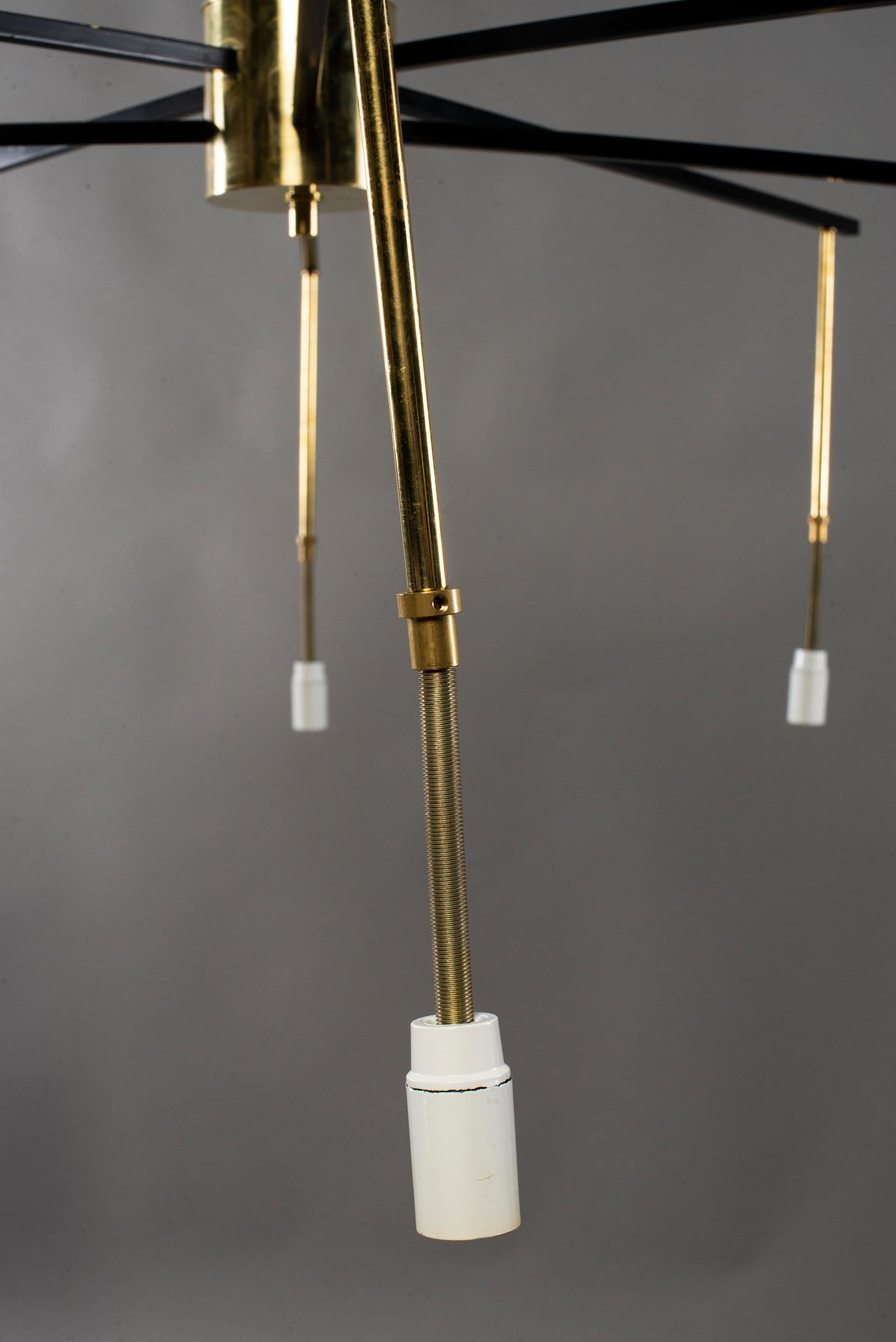 Große achtflammige italienische Mid-Century-Leuchte im Stil von Stilnovo im Angebot 2