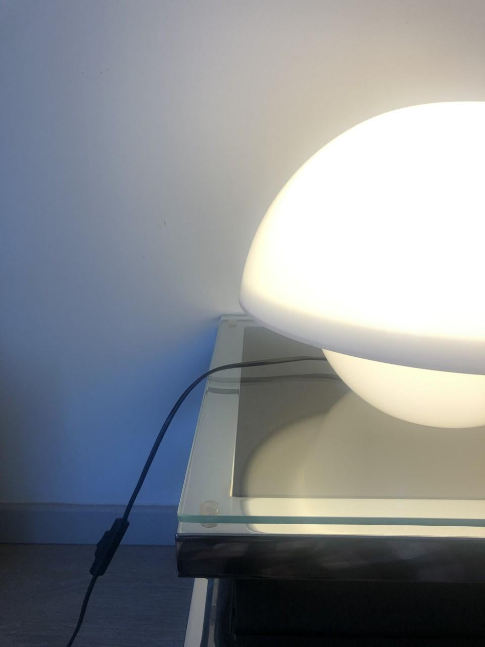 Midcentury White Lucite Table Lamp by André Ricard for Metalarte, 1970s In Good Condition For Sale In Badajoz, Badajoz