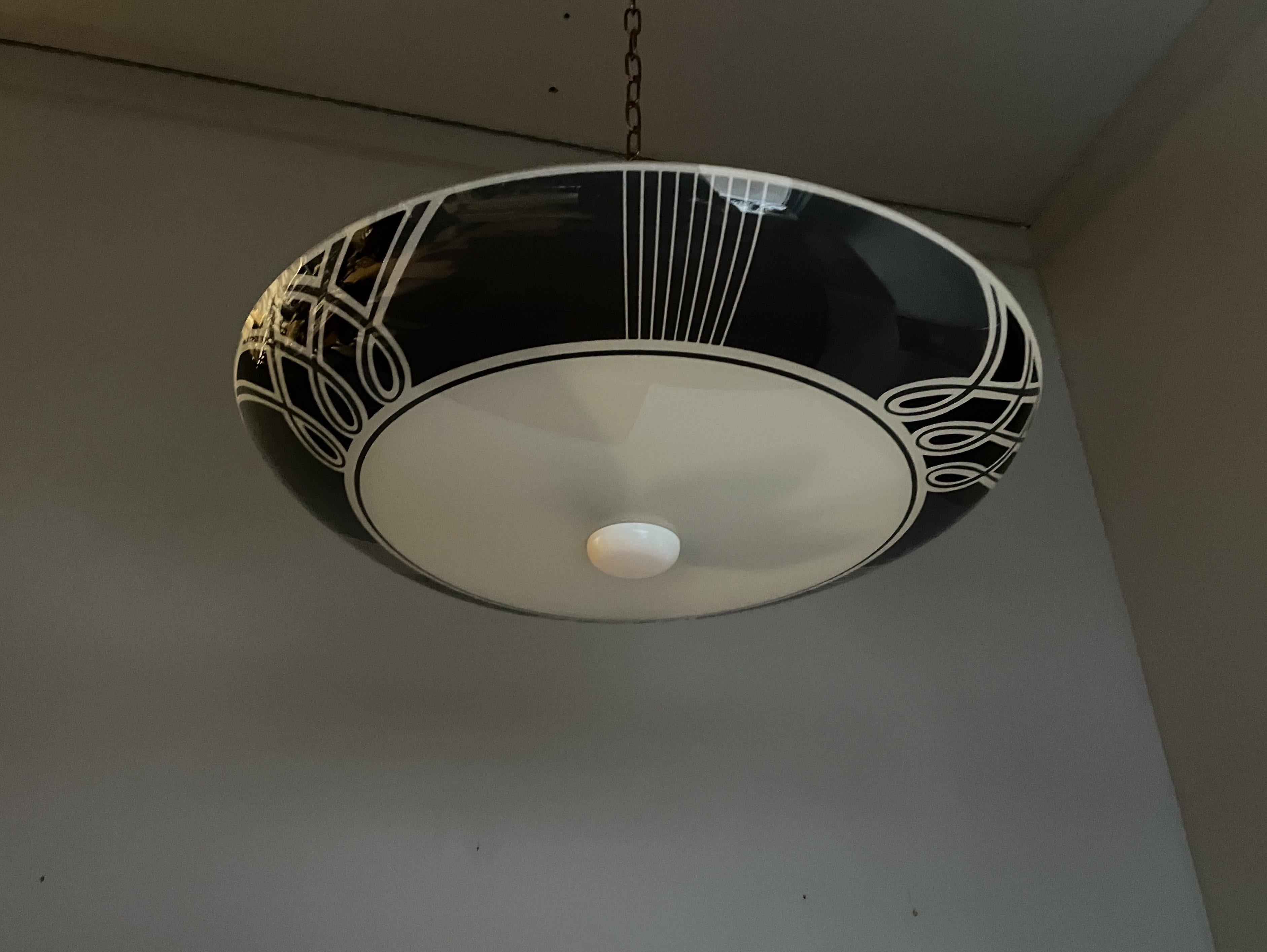 Grande lampe encastrée en verre noir et blanc, moderne du milieu du siècle dernier / lampe pendante The Modern Age Excellent état à Lisse, NL