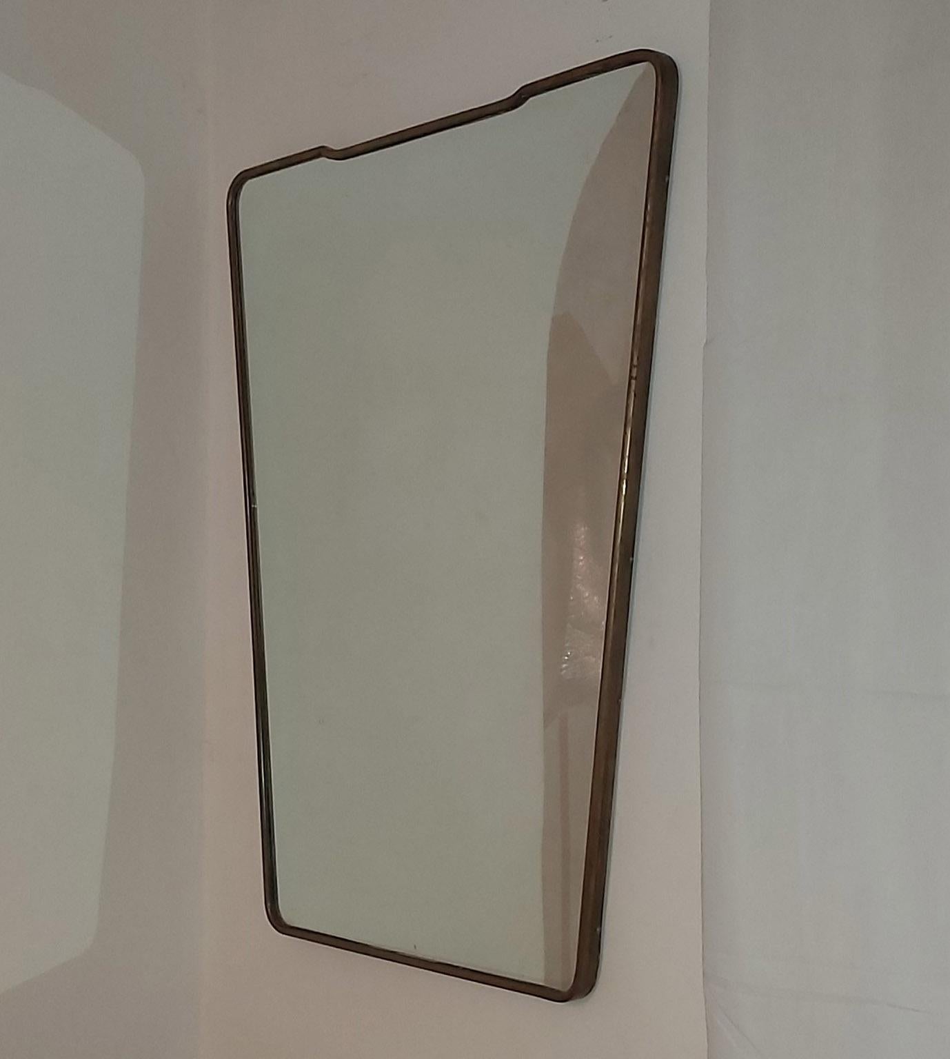 Large brass wall mirror with an elegant and unique trapezoidal shape in the style of Gio Ponti between the end of 1940s and the beginning of 1950s in Milano.
The High quality is evident from the general weight and thickness of the brass. The back is