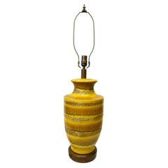 Lámpara grande de estilo «Midcentury Modern» de color amarillo