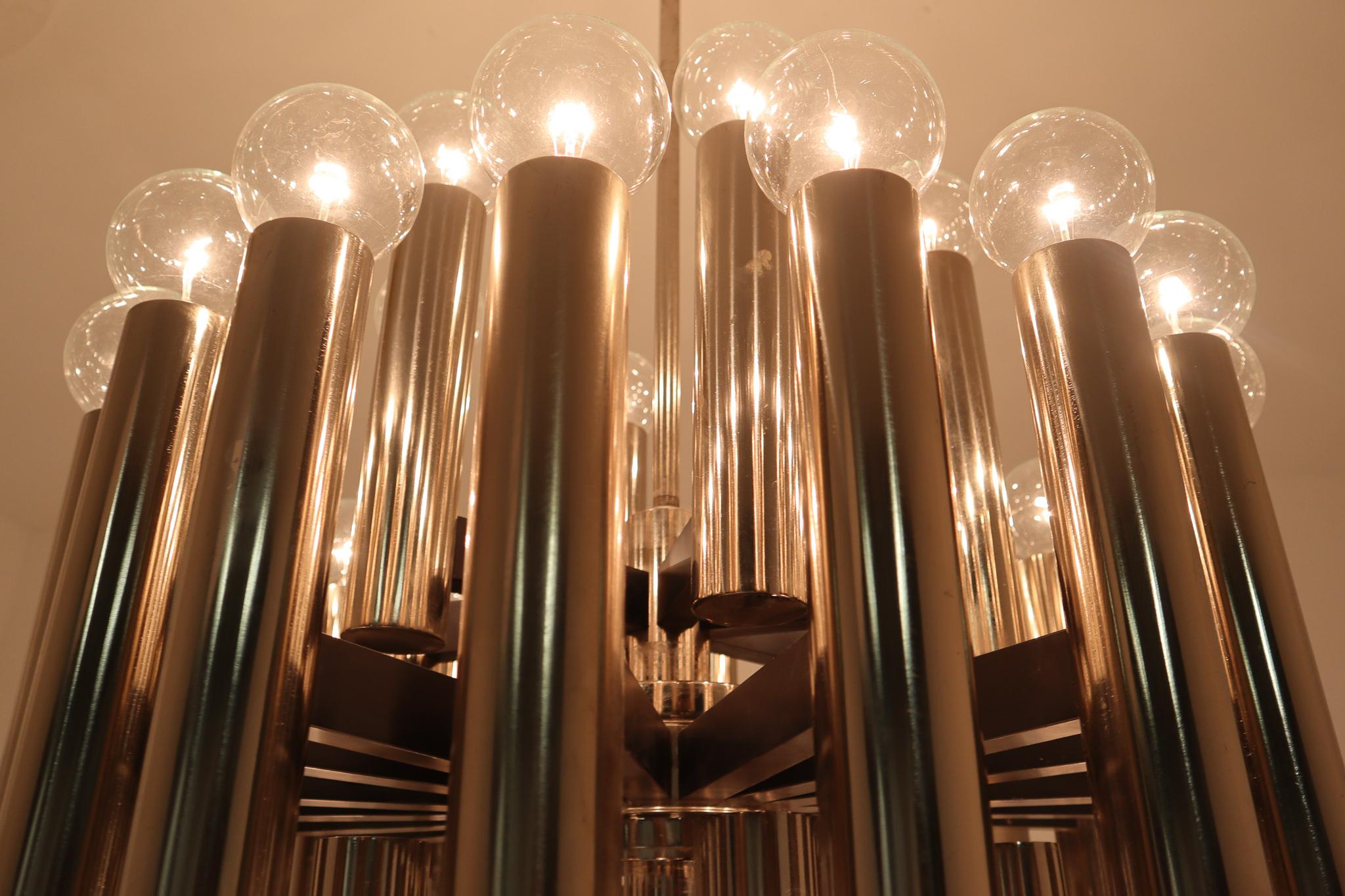 Midcentury modernist extreme large chandelier with 48-light bulbs. The fixture is made of metal with a steel-brass patina. Therefore an interesting color is visible on the metal. 48 large light bulbs are placed over four levels. A warm and diffuse
