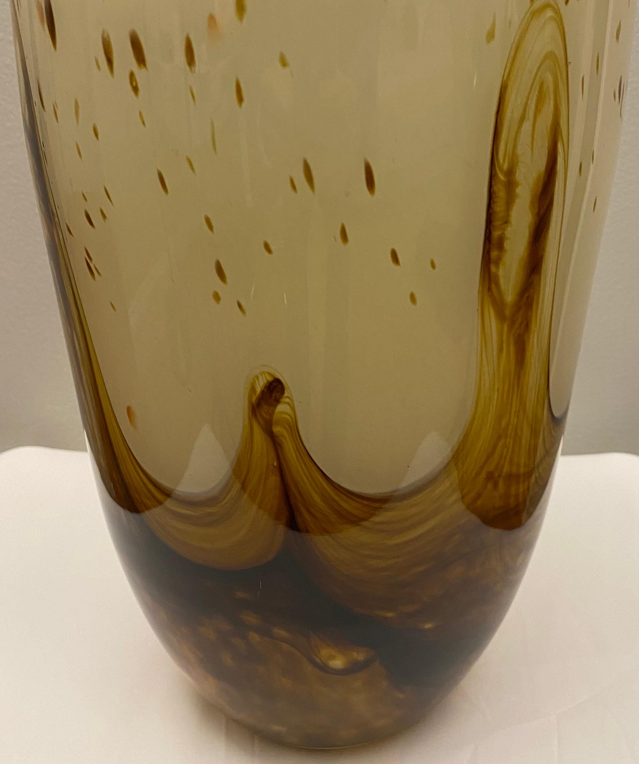 Un vase en verre d'art moderne aux superbes tons de beige et d'ambre. 

Ce vase en verre soufflé de Murano a une forme étonnante et des couleurs neutres accrocheuses. Parfait dans n'importe quel cadre.
 
Attribué à Fratelli Toso, milieu du 20e