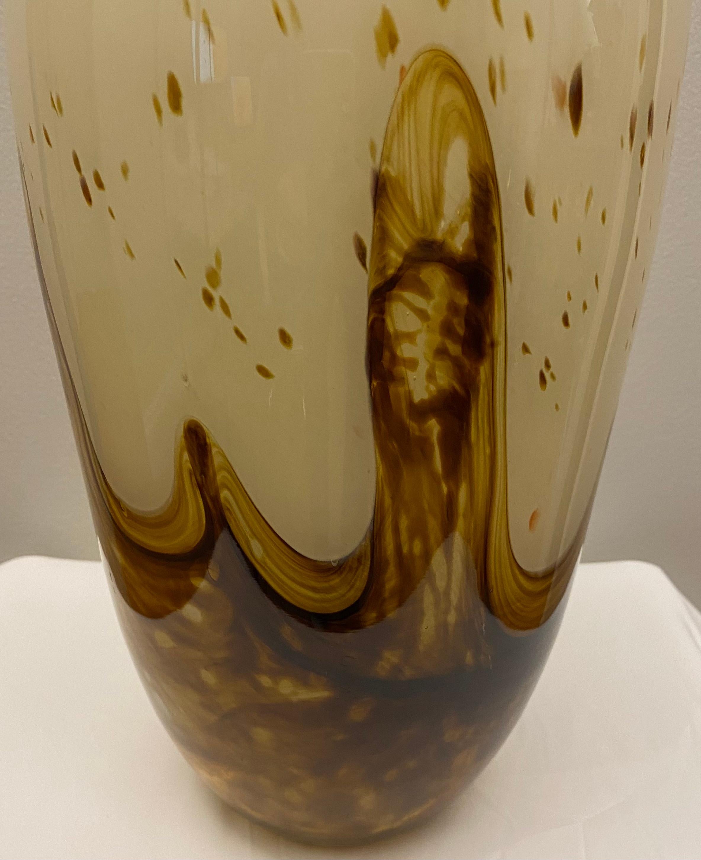 Mid-Century Modern Grand vase d'art en verre de Murano du milieu du siècle dernier, attribué à Fratelli Toso, beige et ambre en vente