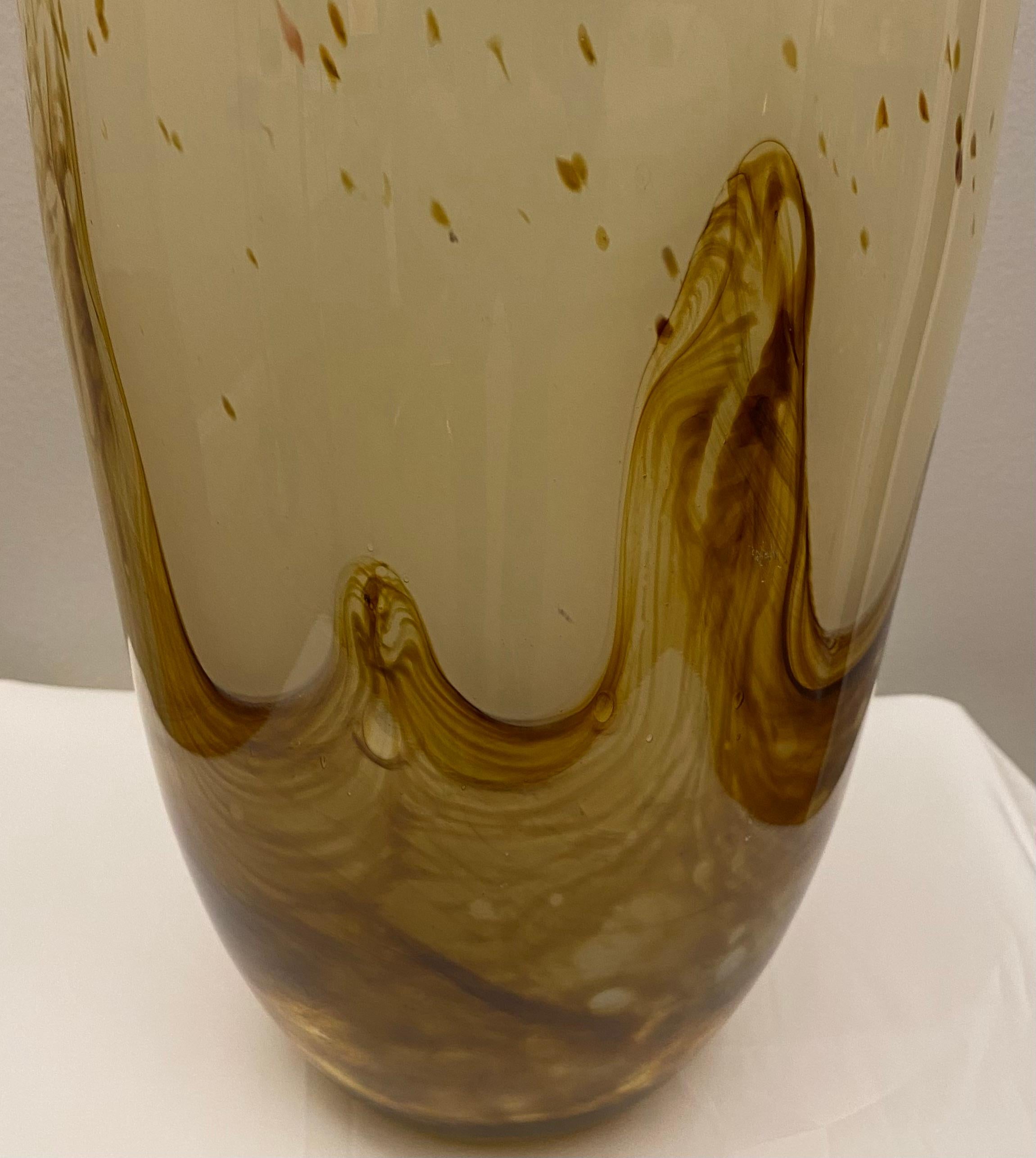 italien Grand vase d'art en verre de Murano du milieu du siècle dernier, attribué à Fratelli Toso, beige et ambre en vente
