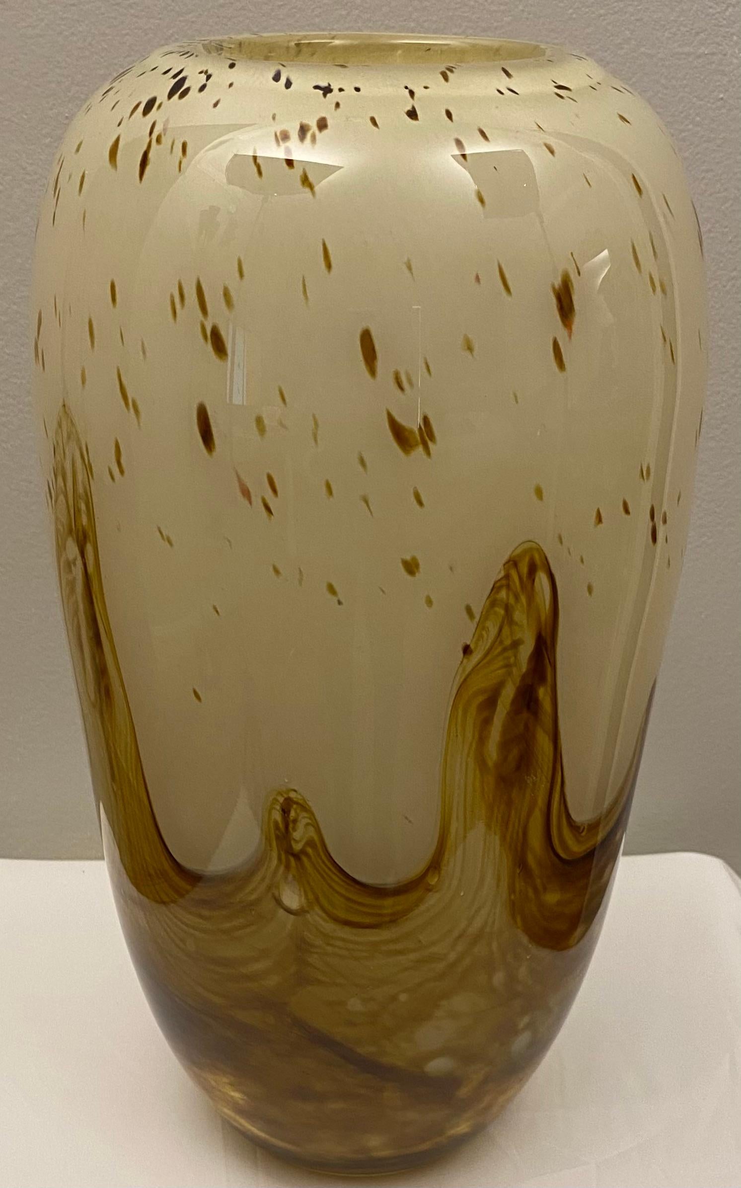 Fait main Grand vase d'art en verre de Murano du milieu du siècle dernier, attribué à Fratelli Toso, beige et ambre en vente