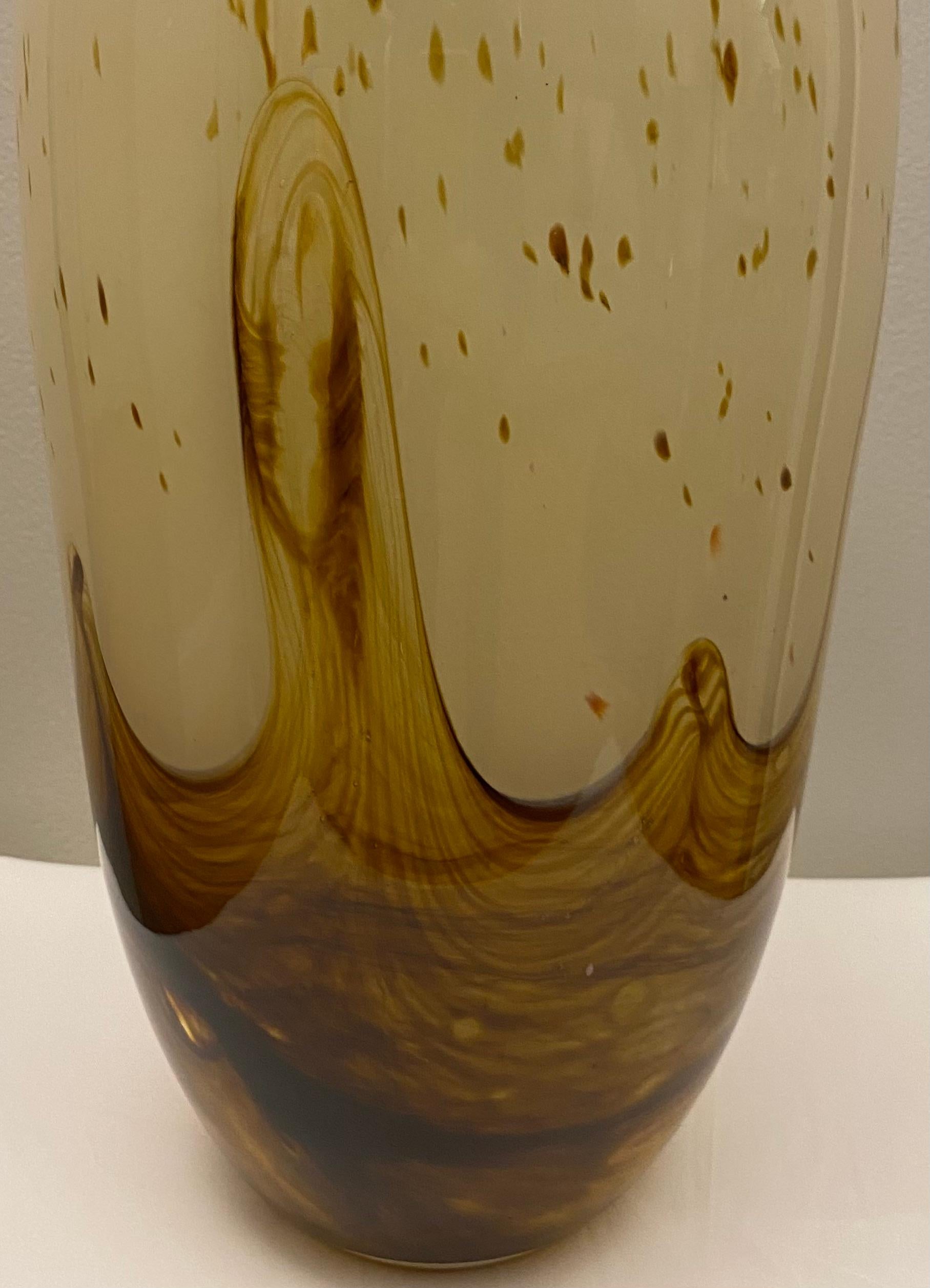 20ième siècle Grand vase d'art en verre de Murano du milieu du siècle dernier, attribué à Fratelli Toso, beige et ambre en vente