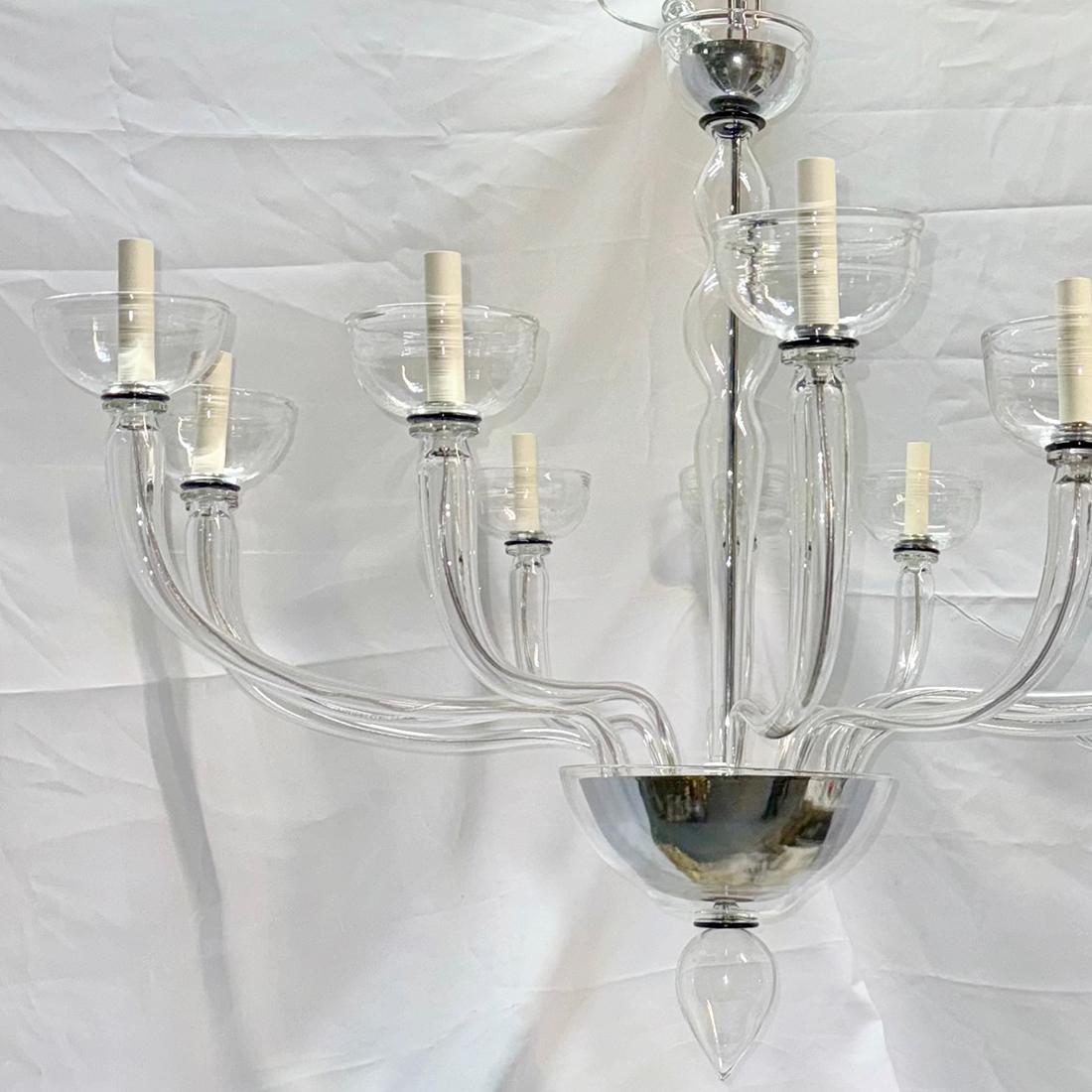 Lámpara de araña italiana de Murano transparente de 12 luces de la década de 1950.

Medidas:
Diámetro: 48
Caída: 36