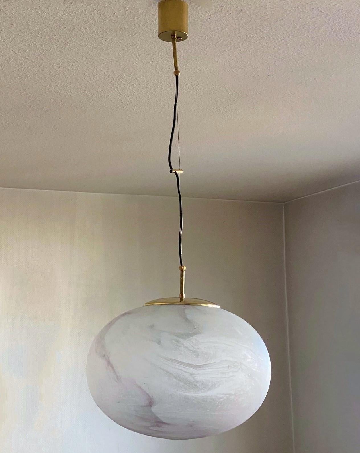Mid-Century handblown Murano glass suspension pendant with brass mounts, atributed to Stilnovo, Italy, 1960s. Unique as hand-blown glass piece, the glass globe presents a color game of pale pink and gray shades creating all over its surface looking