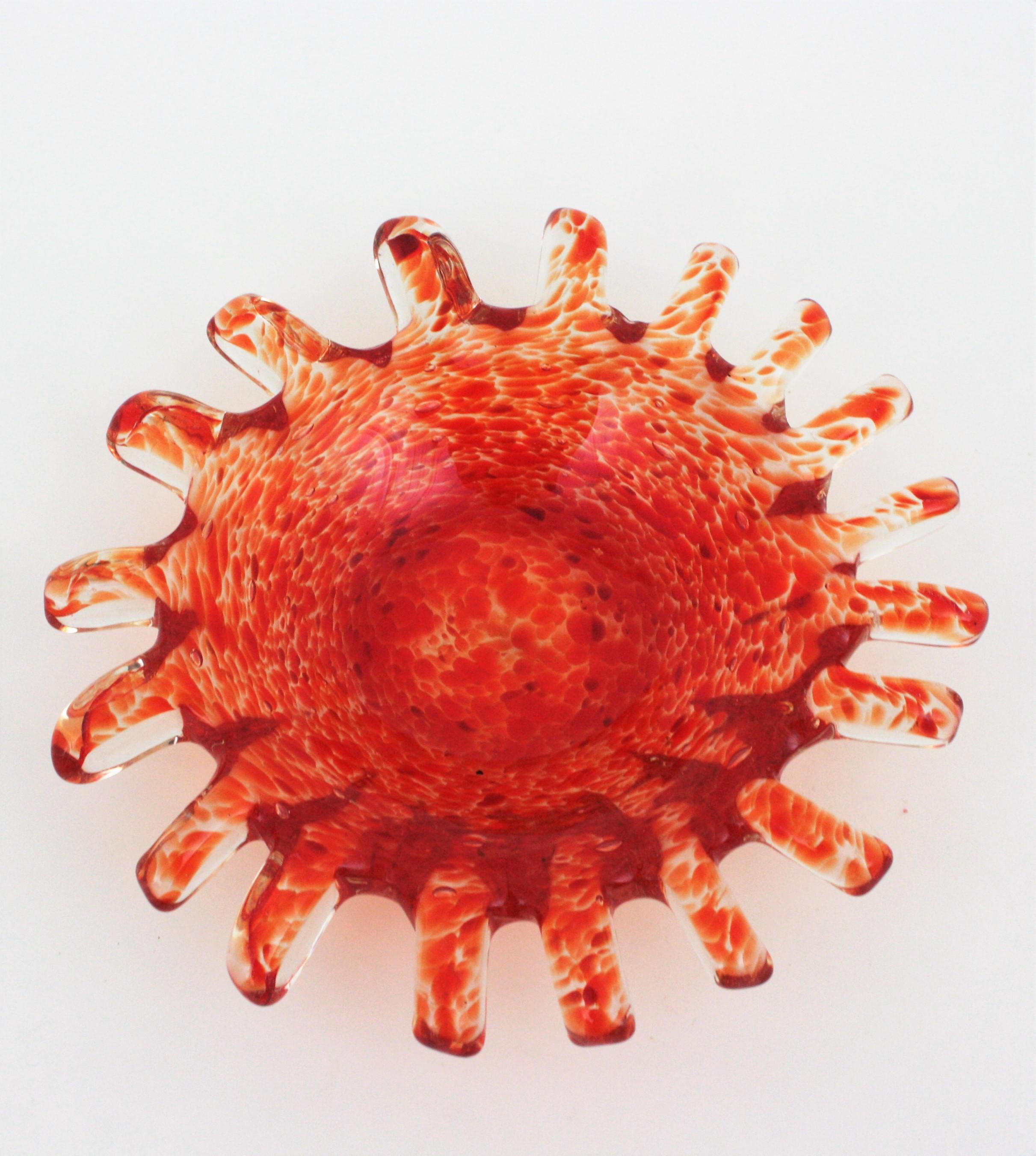 Grande ciotola in vetro artistico di Murano arancione a raggiera della metà del secolo scorso in vendita 2