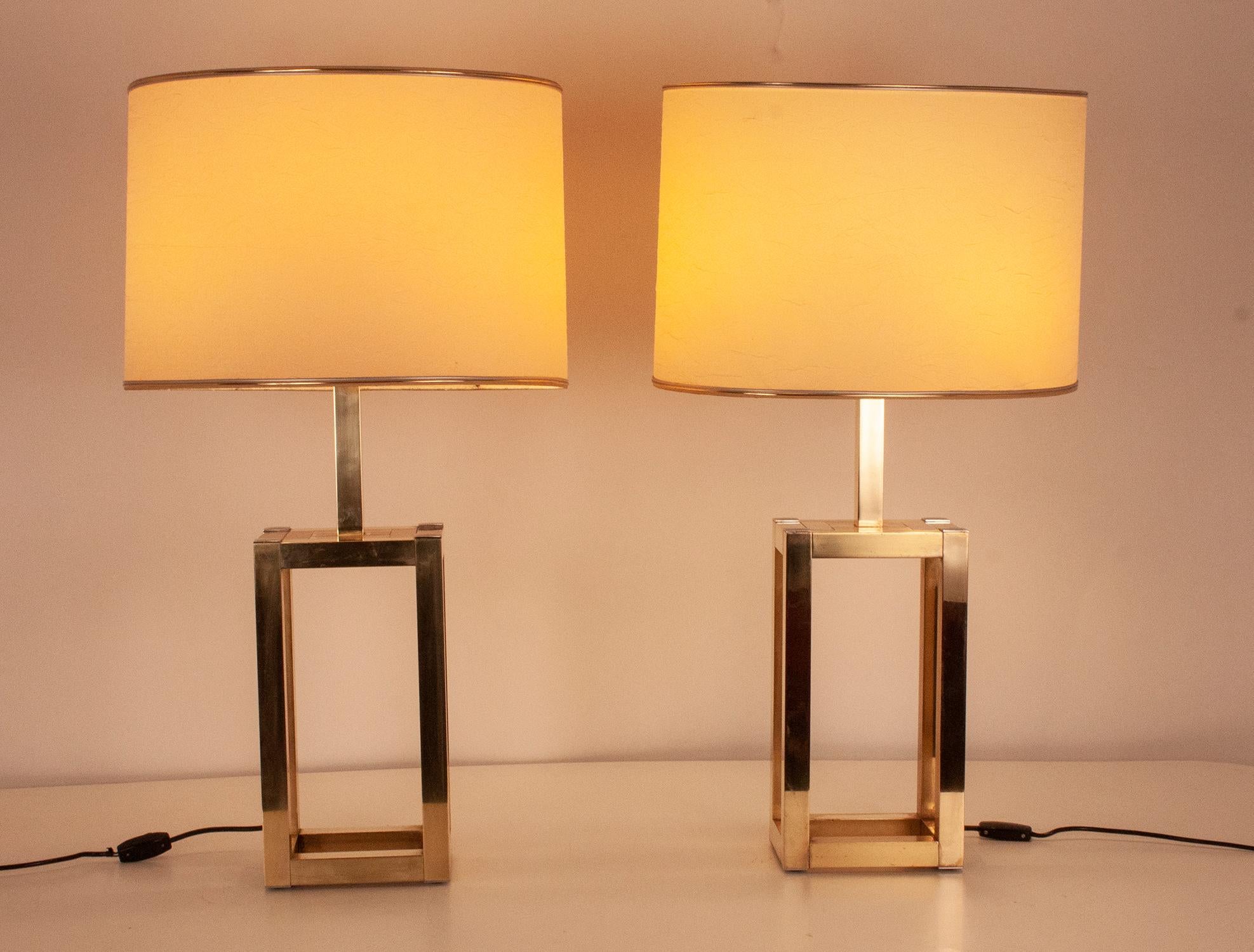 Large pair of brass lamps attributed to Willy Rizzo. Original screens. Produced by Lumica
In very good condition. Three light bulbs.