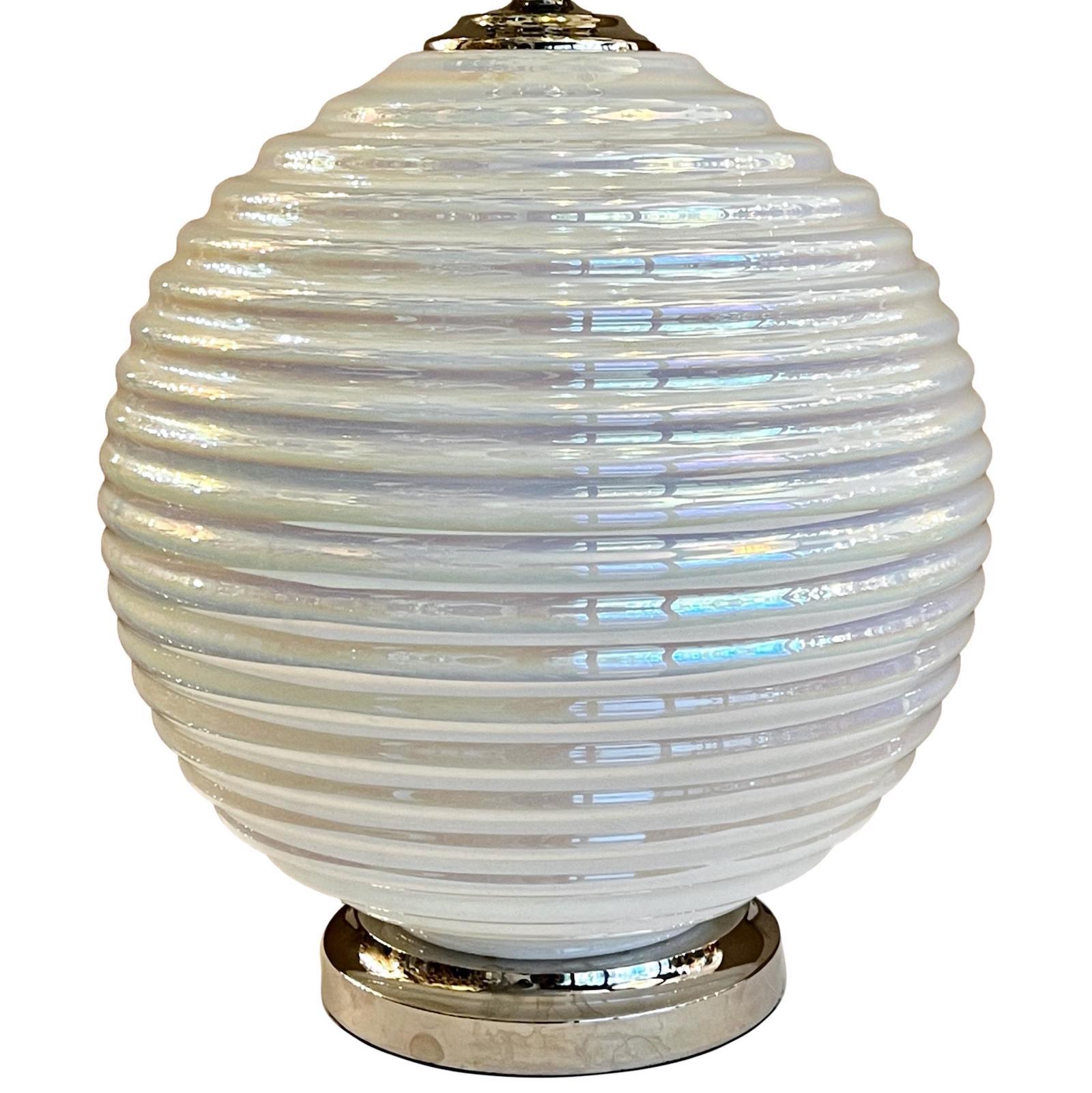 Eine französische Tischlampe aus weißem, perlmuttfarbenem, irisierendem Glas mit silbernem Sockel aus den 1960er Jahren.

Abmessungen:
Höhe des Körpers: 18