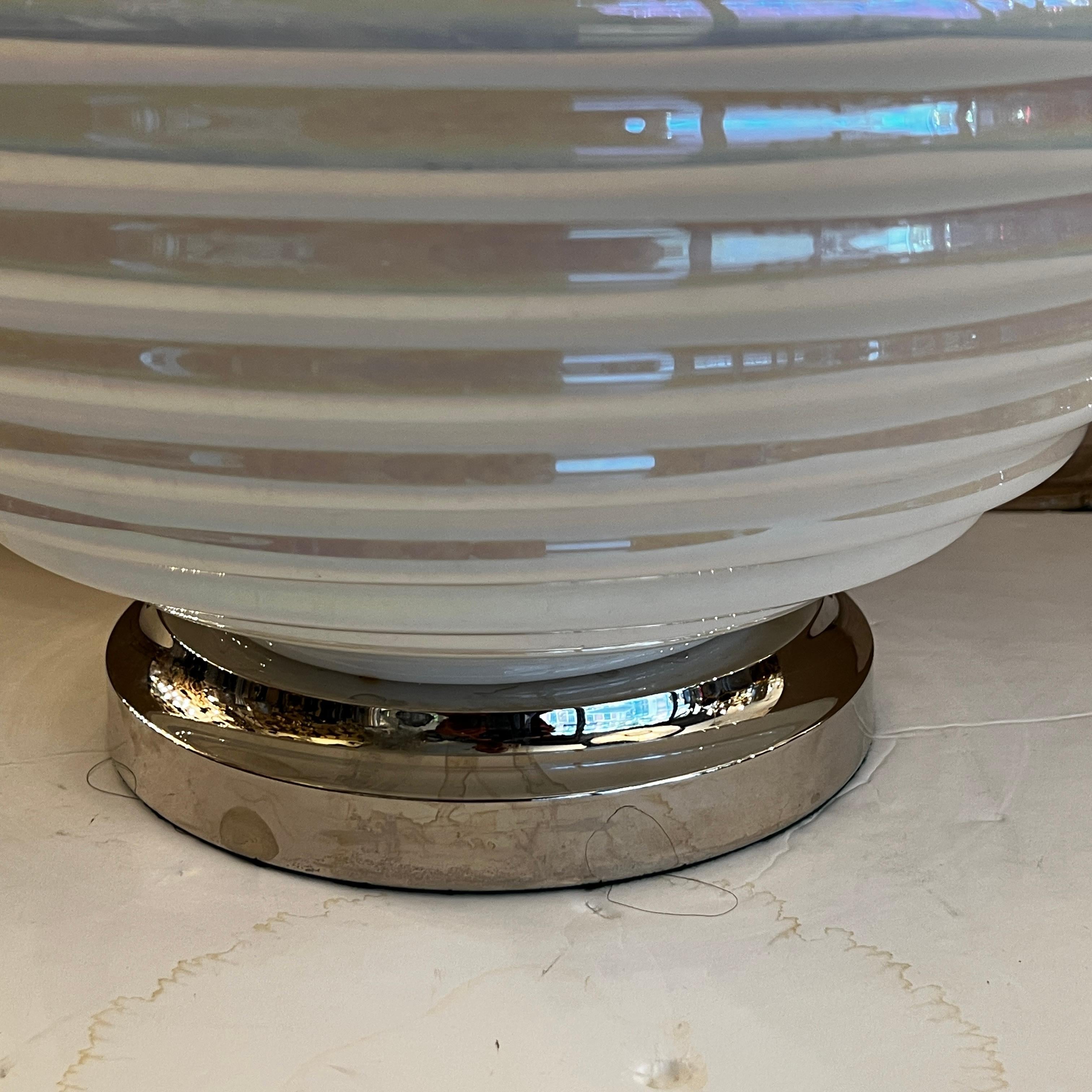 Große Lampe aus Perlglanzglas aus der Mitte des Jahrhunderts im Angebot 1